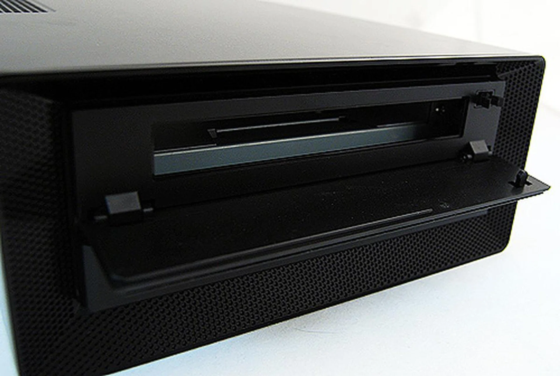 Note that the 5.25-inch optical drive is of the slim variety. This means you won't be able to fit your standard-sized optical drives.