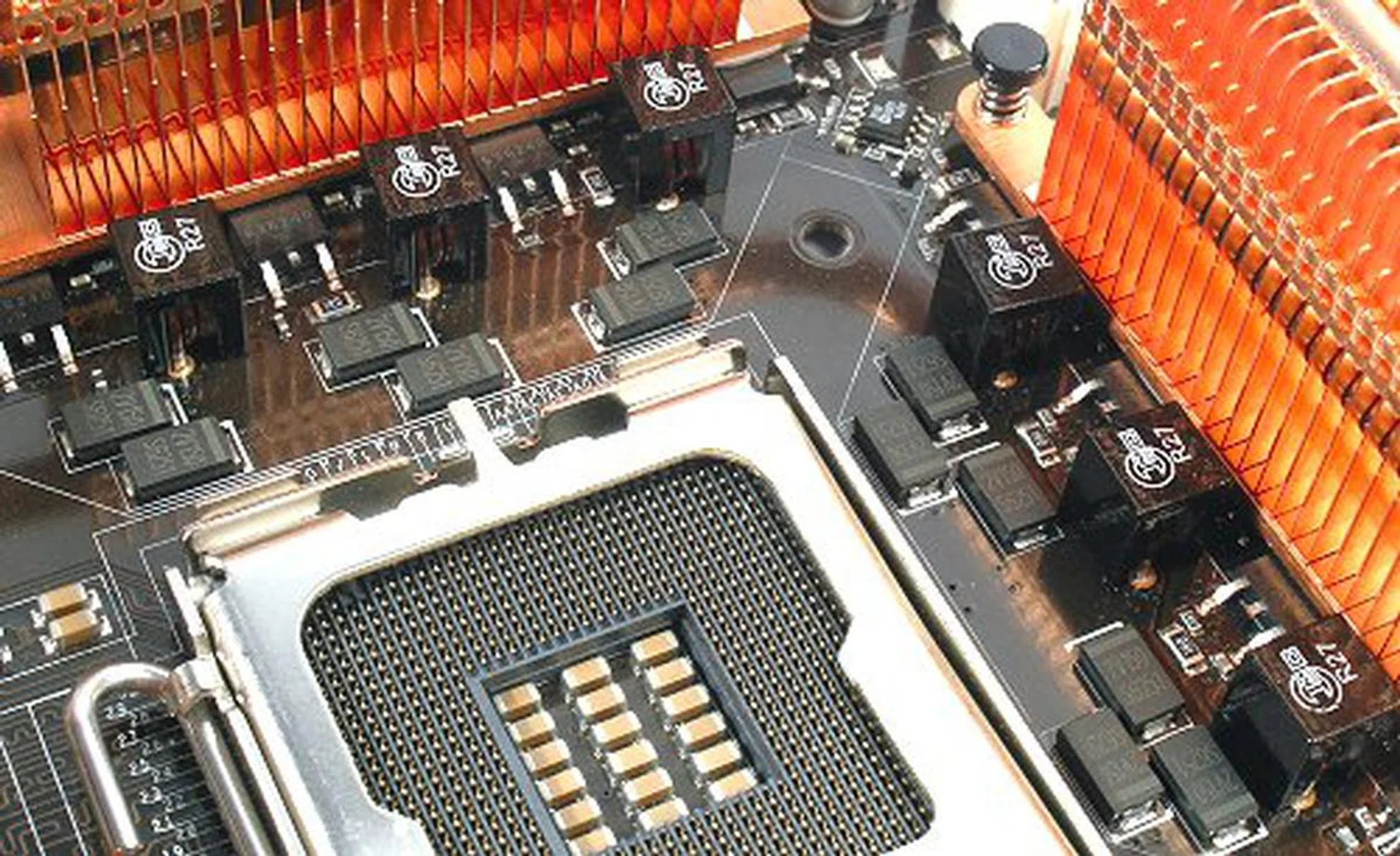 8-phase cap-less PWM circuits, but there resistors are still there. Going full digital might have given the Striker Extreme more room around the socket, but potentially increasing its cost even further.