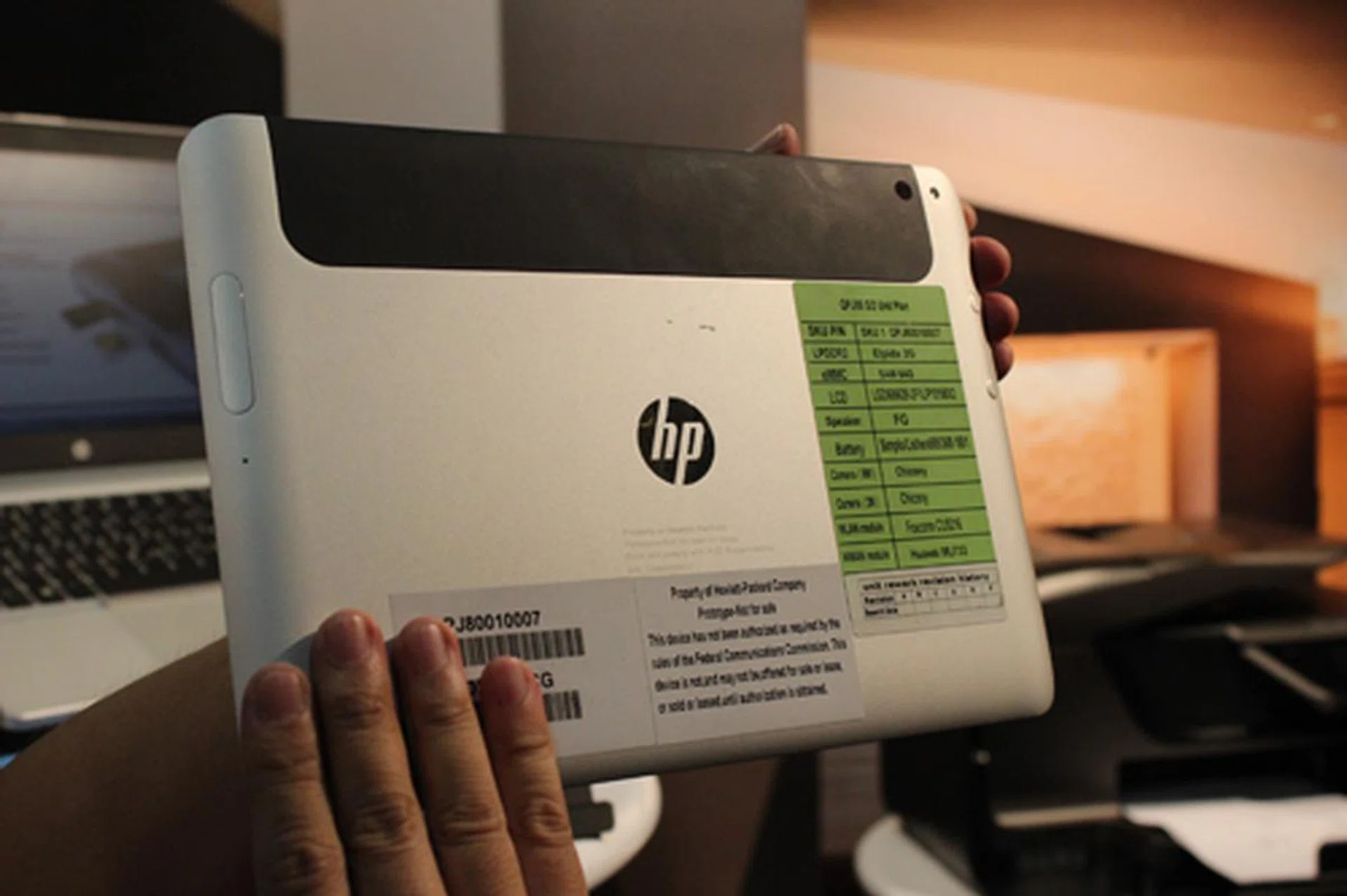 The Elitepad is almost fully made out of aluminum, which not only makes it look good, but also makes it sturdier than the usual plastic tablet. 