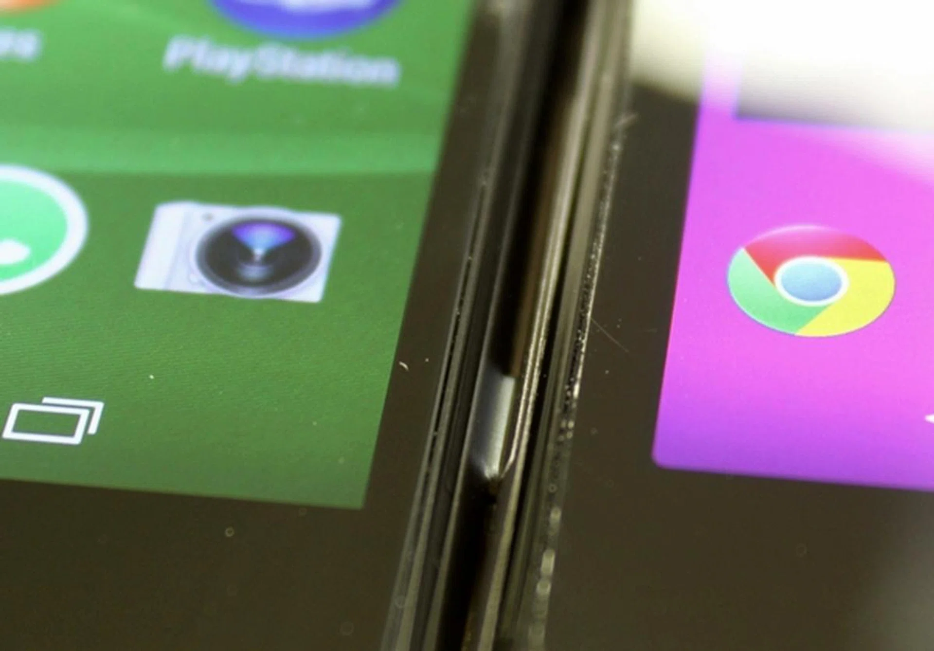 The bezel on the Sony Xperia Z3 Compact (left) is significantly thinner than the Xperia Z1 Compact (right). That certainly helped the Z3 Compact gain a larger screen size in its small frame.