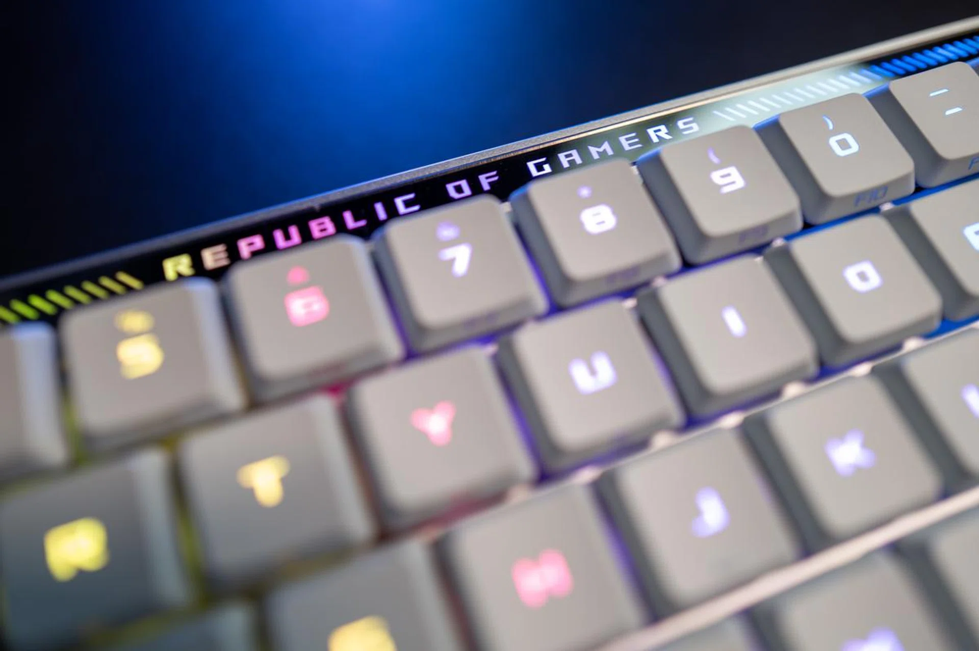 It comes with dual-printed keycaps to accommodate both Windows and Mac users.