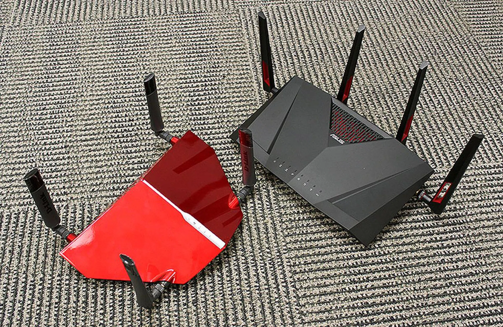 Today's contenders are the D-Link DIR-885L on the left and the ASUS RT-AC88U on the right.