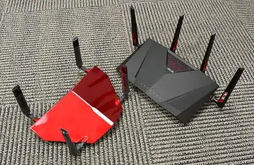 Today's contenders are the D-Link DIR-885L on the left and the ASUS RT-AC88U on the right.