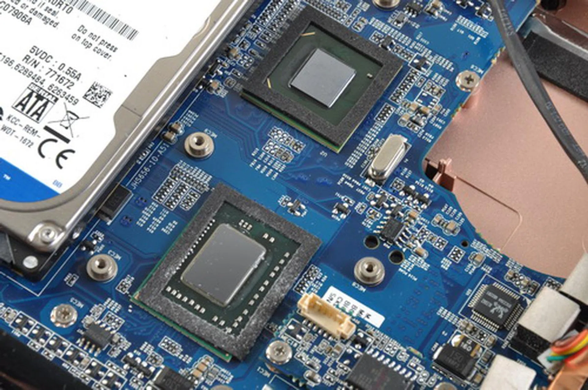 Removing the heatsink reveals the CPU, an Intel Core i5-2467M chip clocked at 1.6GHz (represented by the lower chip in this photo), and the Intel HM65 chipset (seen here as the upper chip in the photo). The processor used is the exact same model as those found on some Ultrabook models.