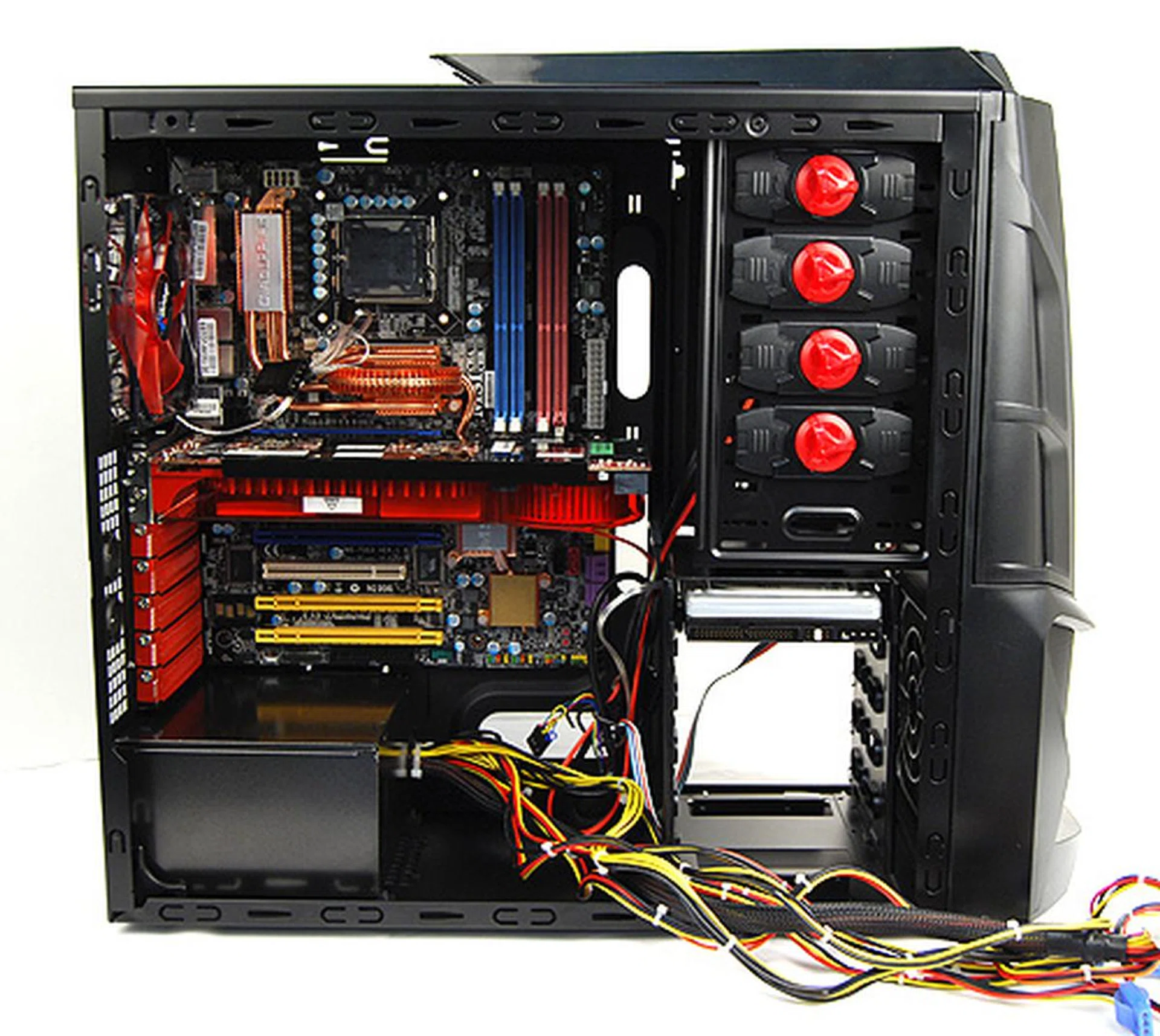 A look at at the casing with the major components installed. As you can see, the motherboard tray area is sufficiently spacious.