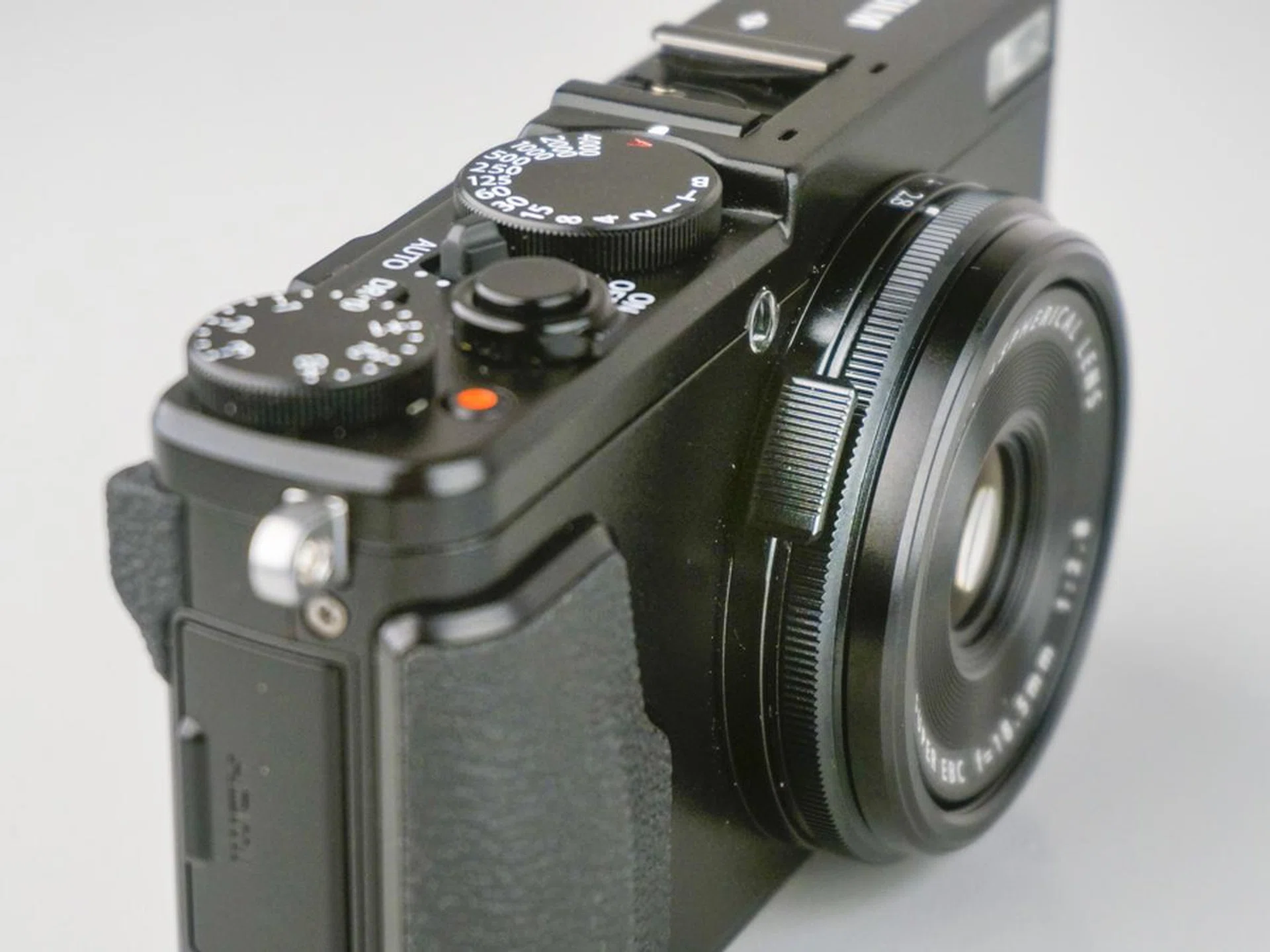 Aperture or teleconverter? The little tab on the first ring lets you distinguish between the functions.