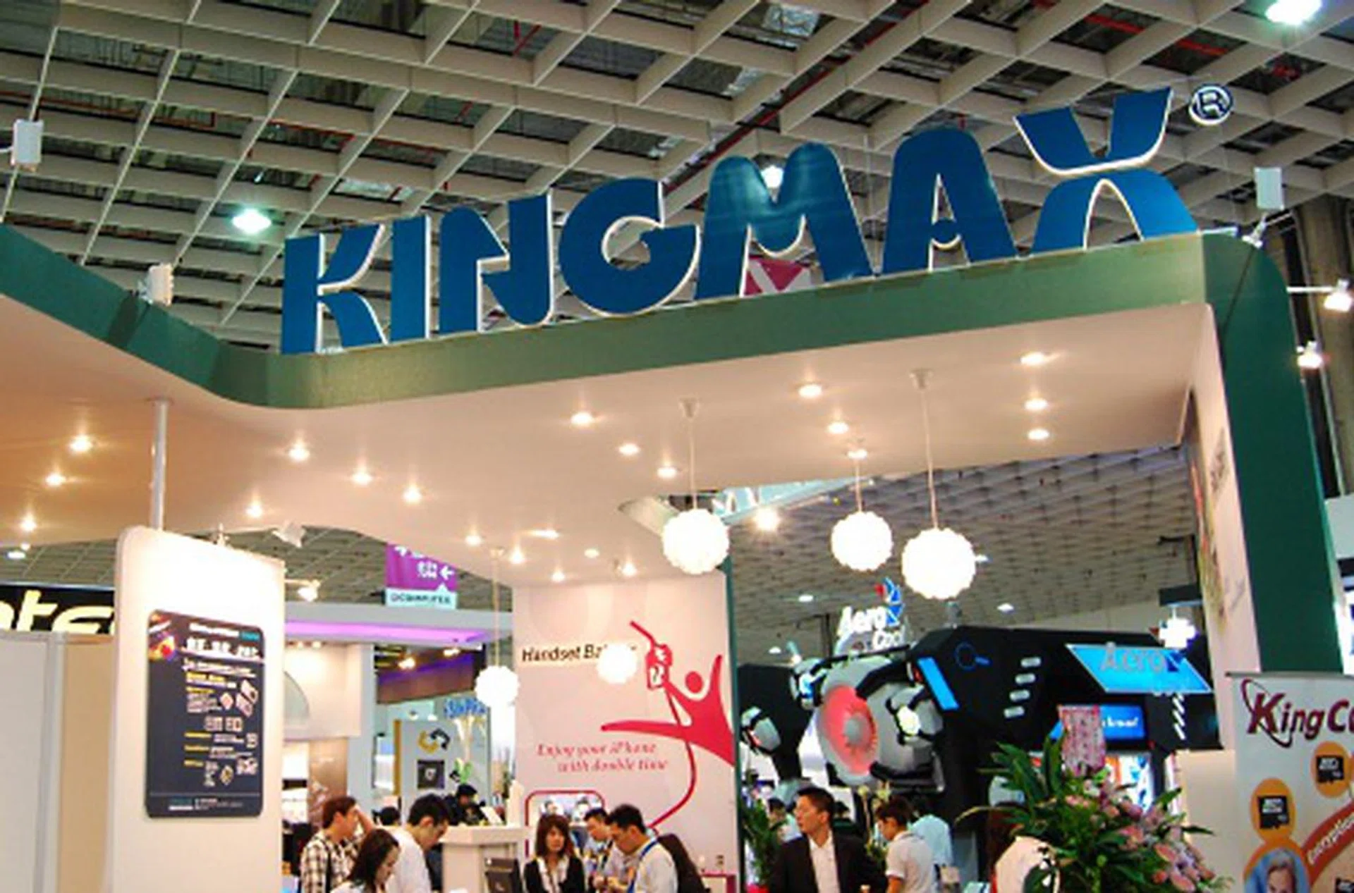 Like so many other vendors we have seen in the lower floor of Nangang hall, Kingmax is all about memory and flash storage. 