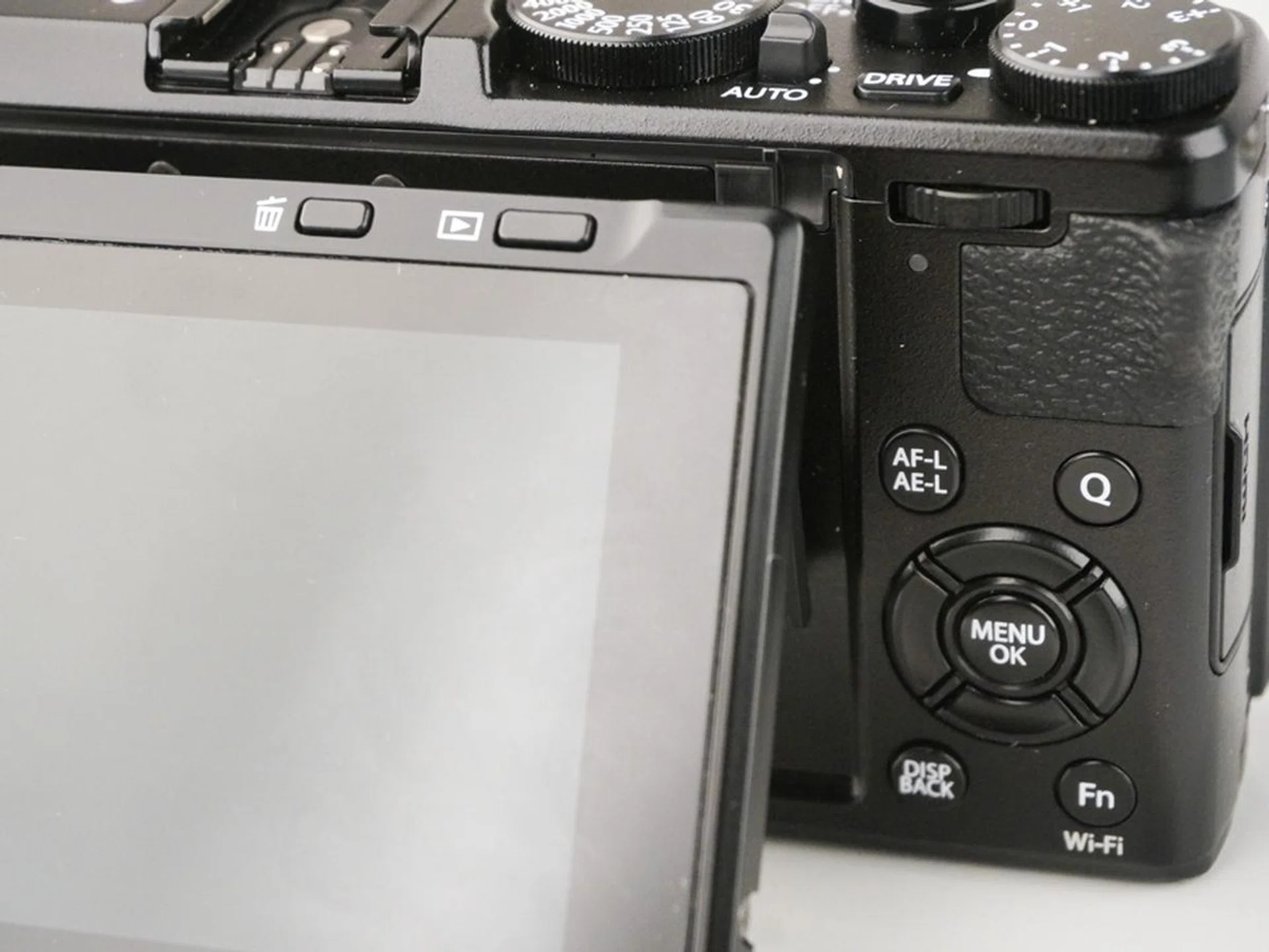 Fujifilm has managed to fit both the image review button and the delete button on a slim sliver at the top of the LCD.