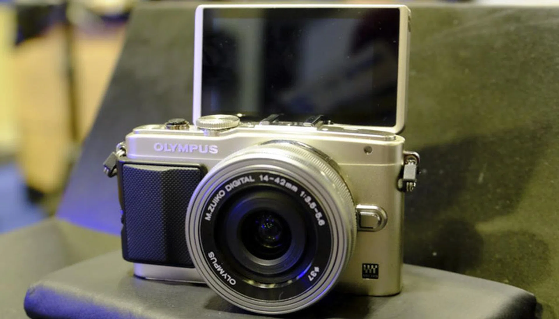 The Olympus E-PL6 is something to look out for here as for a show price of $598 (limited to the first 30 customers per day), you get the E-PL6 with 14-42mm kit lens, a 17mm f2.8 lens, 16GB SD card, camera case, 3 months extended local warranty, product workshop, neck strap, and a mystery gift.