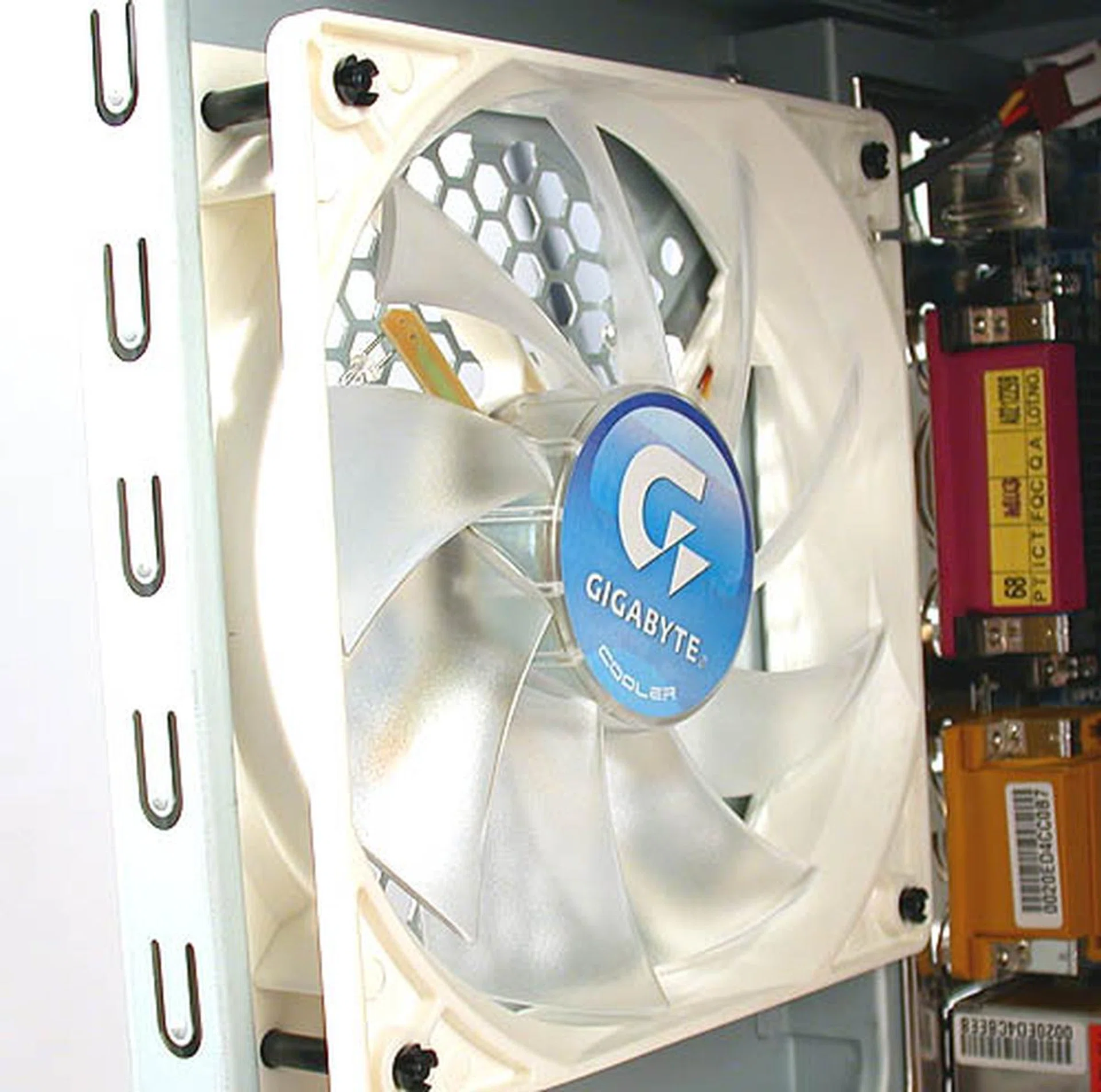The large rear 120mm fan spins at around 1000RPM and has blue LED.