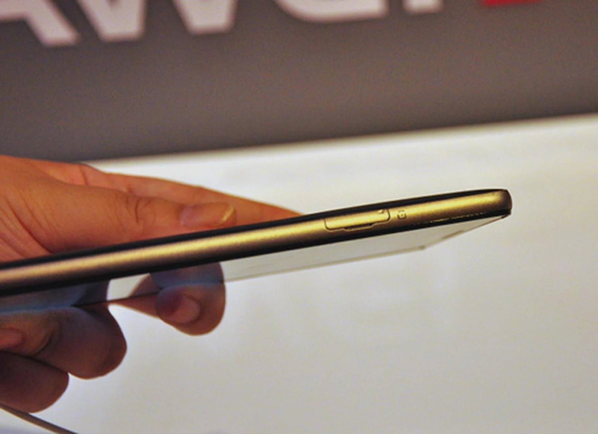 It helps that the device is pretty thin at 9.9mm. 