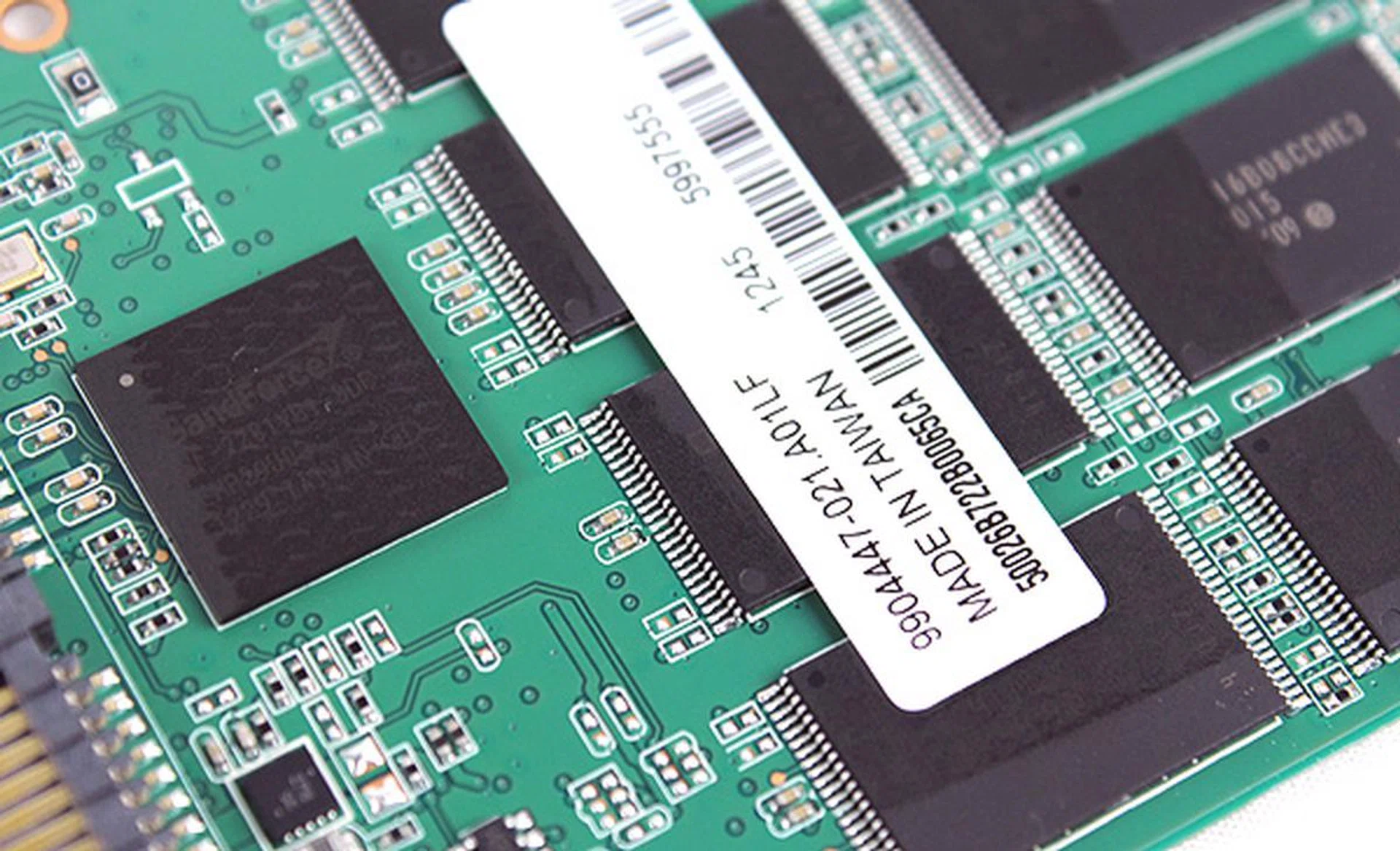 The SandForce SF-2281 controller is to the left and to the right are rows of Intel MLC NAND chips.