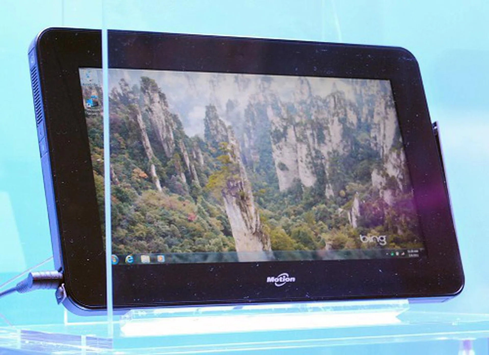 This is Motion's CL900 tablet running the brand new Intel Atom Z670 Oak Trail platform, Windows 7 Professional OS, has 2GB of RAM, 30GB storage, and has a 10.1-inch screen.