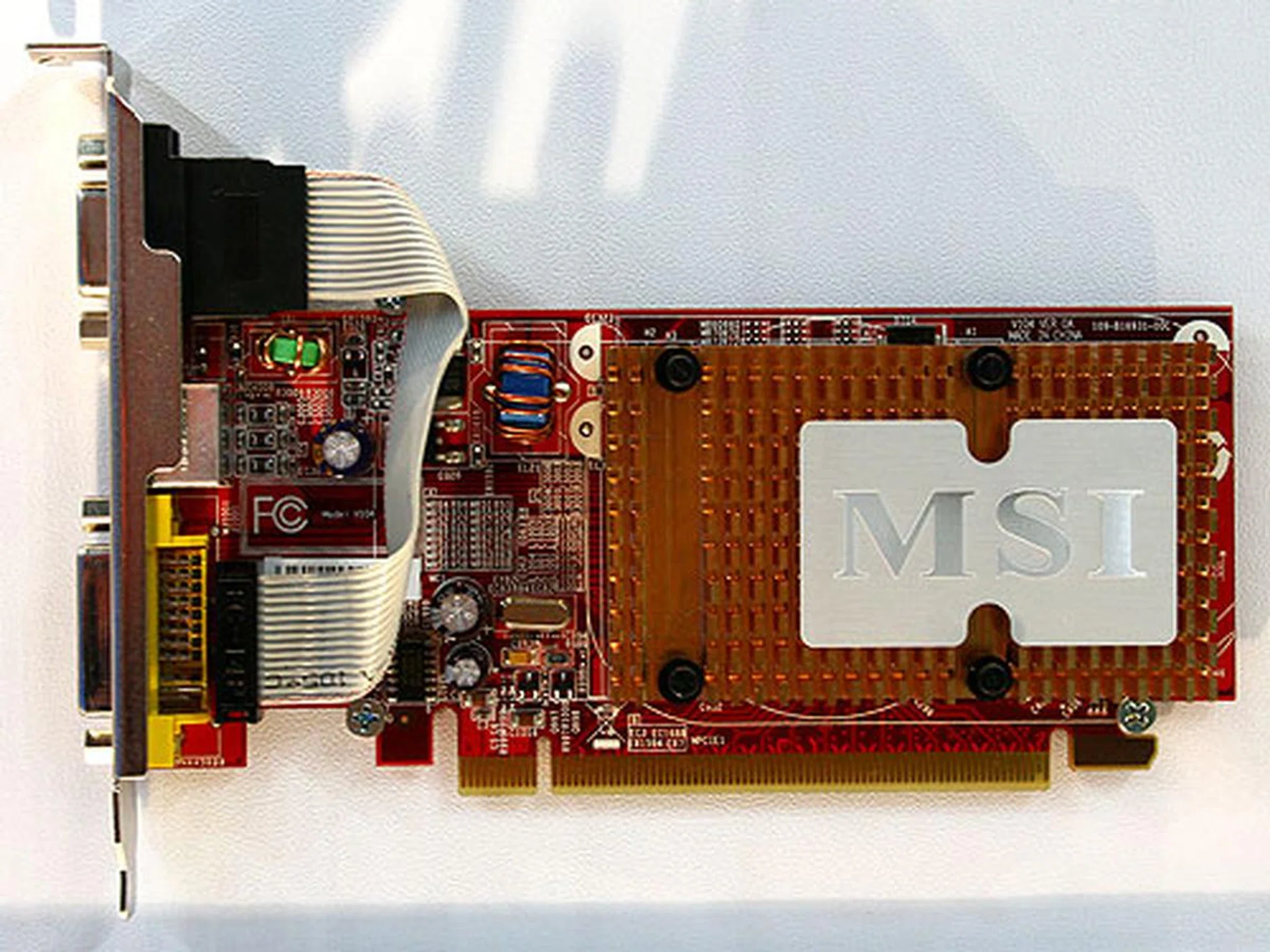  The MSI RX2400XT-TD256EH is based on the faster Radeon HD 2400 XT VPU clocked at 700MHz. Similar to the Radeon 2400PRO, it will come with 256MB of DDR2 memory clocked at 800MHz. MSI chose to use a fanless solution for this card, so it's quite ideal for low noise PCs like media centers.  