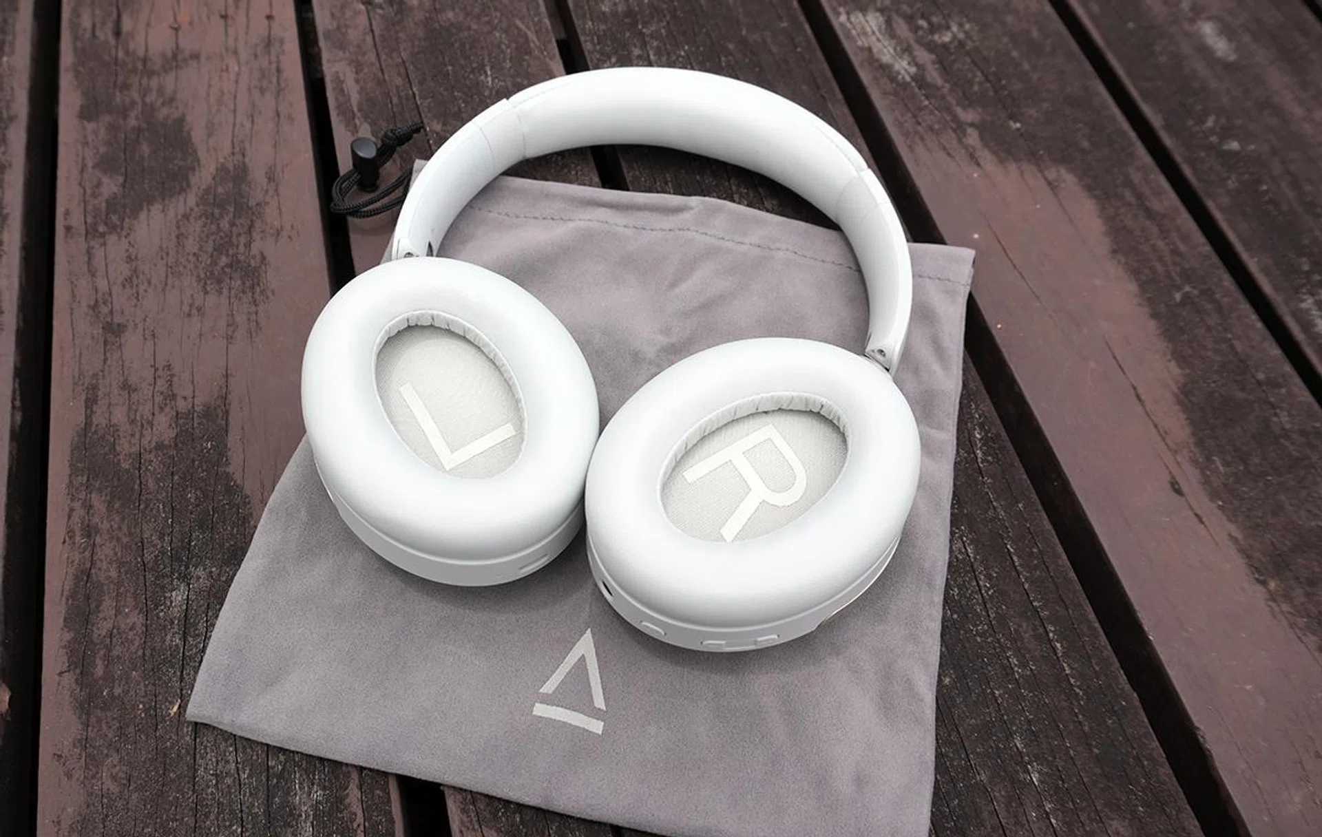 The earcups are rather shallow which may lead to a poor seal if you have big ears. Photo: HWZ