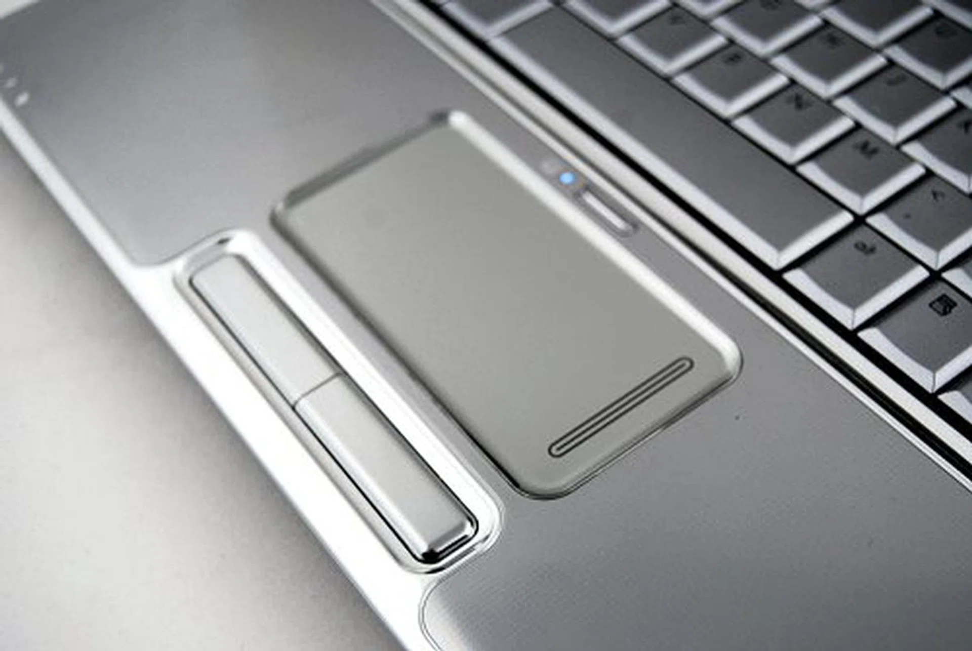 The same shiny trackpad which we didn't quite like on the dv3000 makes its way to the dv7.