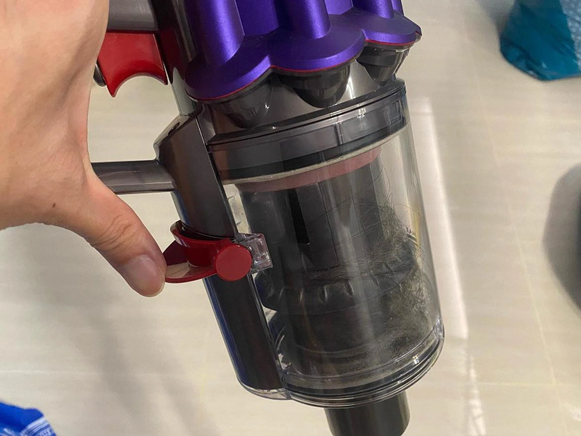 Here's the Digital Slim's bin latch release to help you empty out the dust content. The bin cover opens up differently from past Dyson vacuums as the bin and suction engine are now in-line with the main vacuum nozzle.