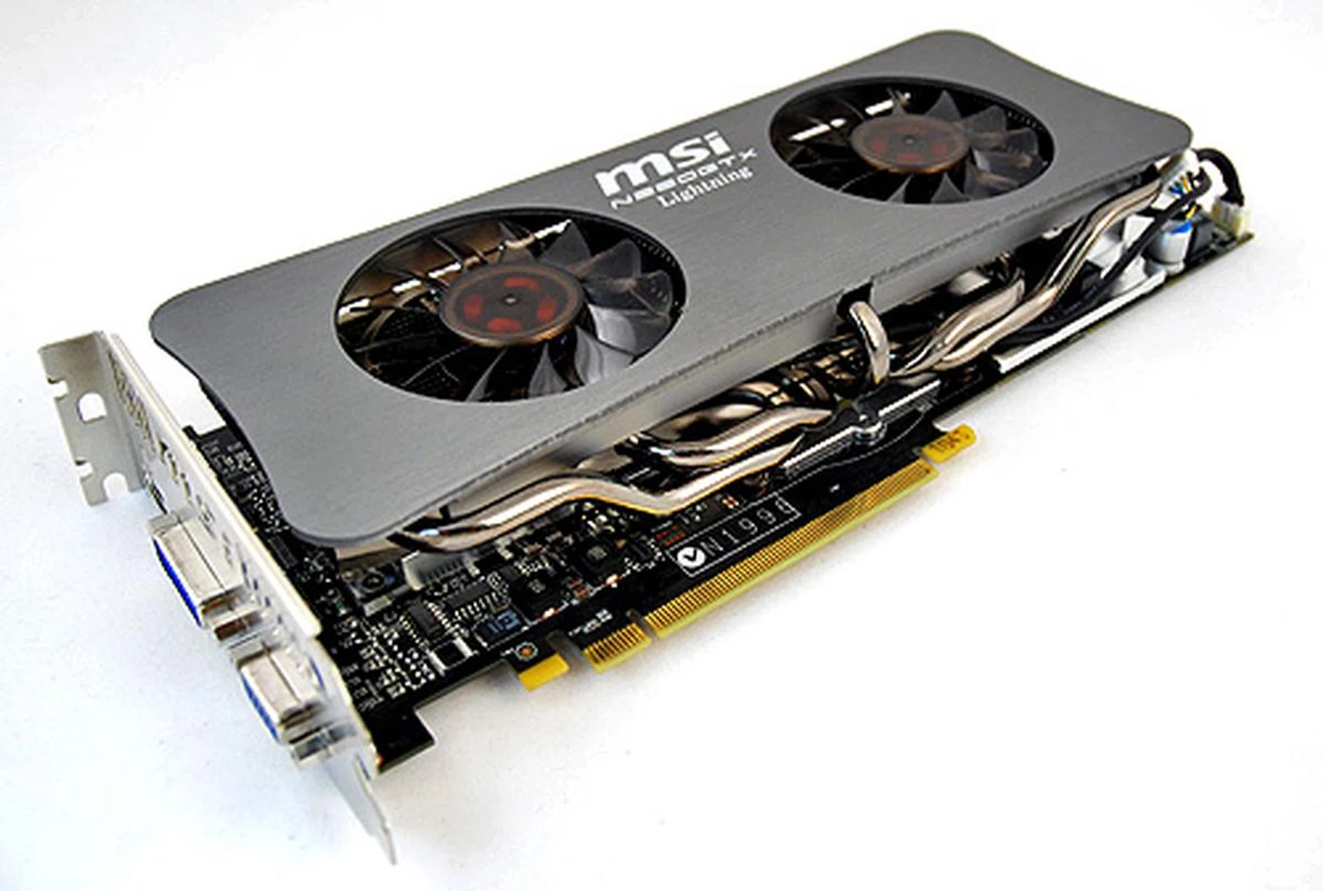 The most eye-catching thing about the card is undoubtedly the dual-fan Twin Frozr cooler. It sports two large 70mm fans and cooling is further aided by not two or three, but five heat pipes!