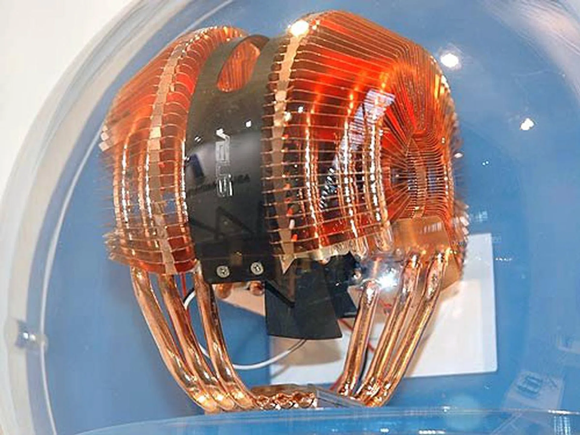 ASUS makes coolers too and the new Silent Knight promises even better cooling with low noise output. This full copper cooler which weighs only 595g features six heat pipes and a 2800RPM fan.