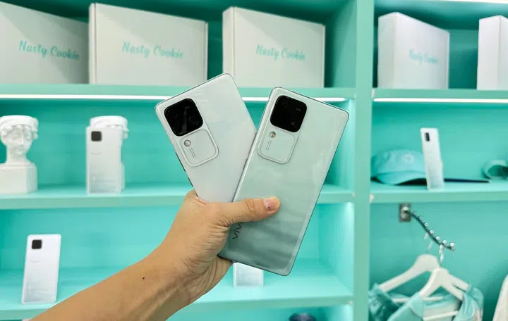 Vivo V30 in Petals White and Green Sea colourways.