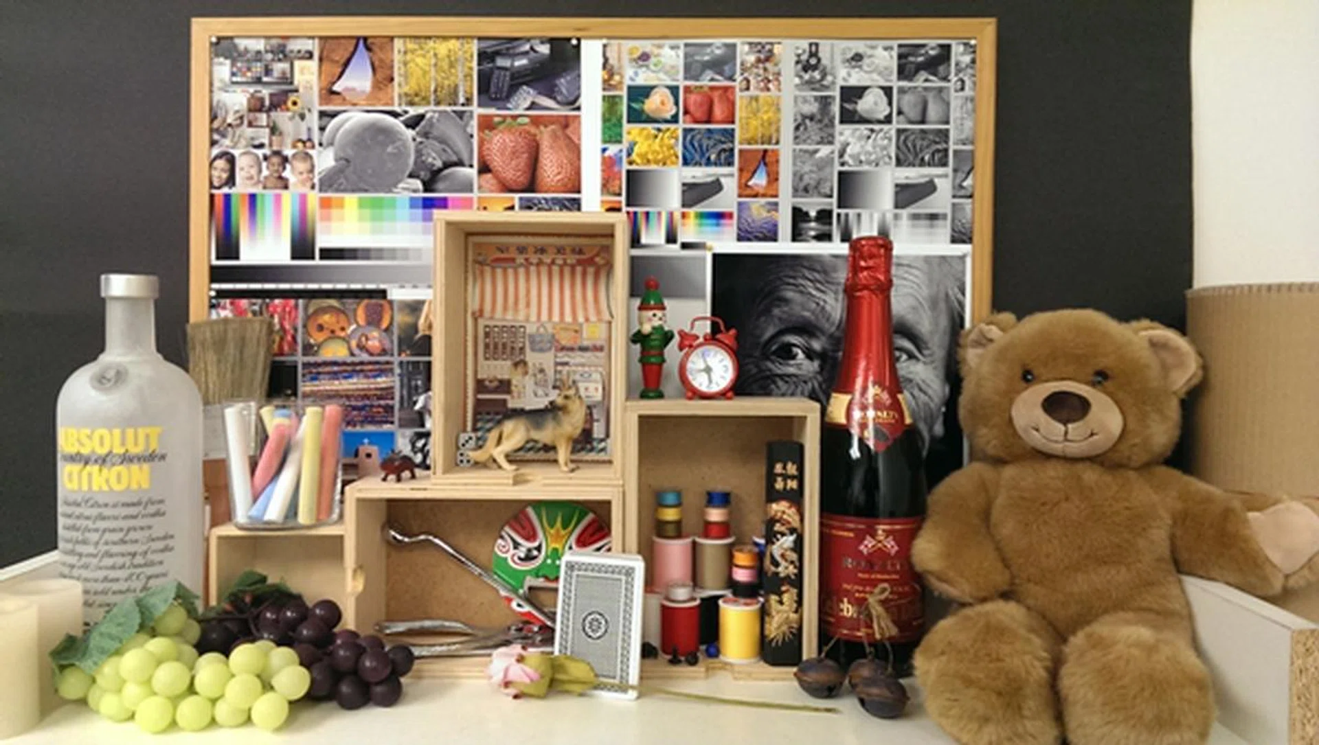 The image quality is relatively good for a 4MP shooter and should satisfy people who upload photos to social networking sites. However, we cannot say the same for those who plan to set these photos as wallpapers on their laptops/desktops or want to develop them.