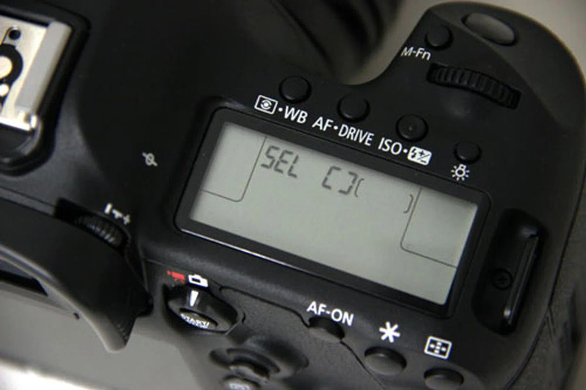 The Mark III will display the same 'SEL' title no matter which manual AF selection mode you switch to. To see which one you're currently in, you have to look through the viewfinder or press the Info button to view mode selection on the LCD.