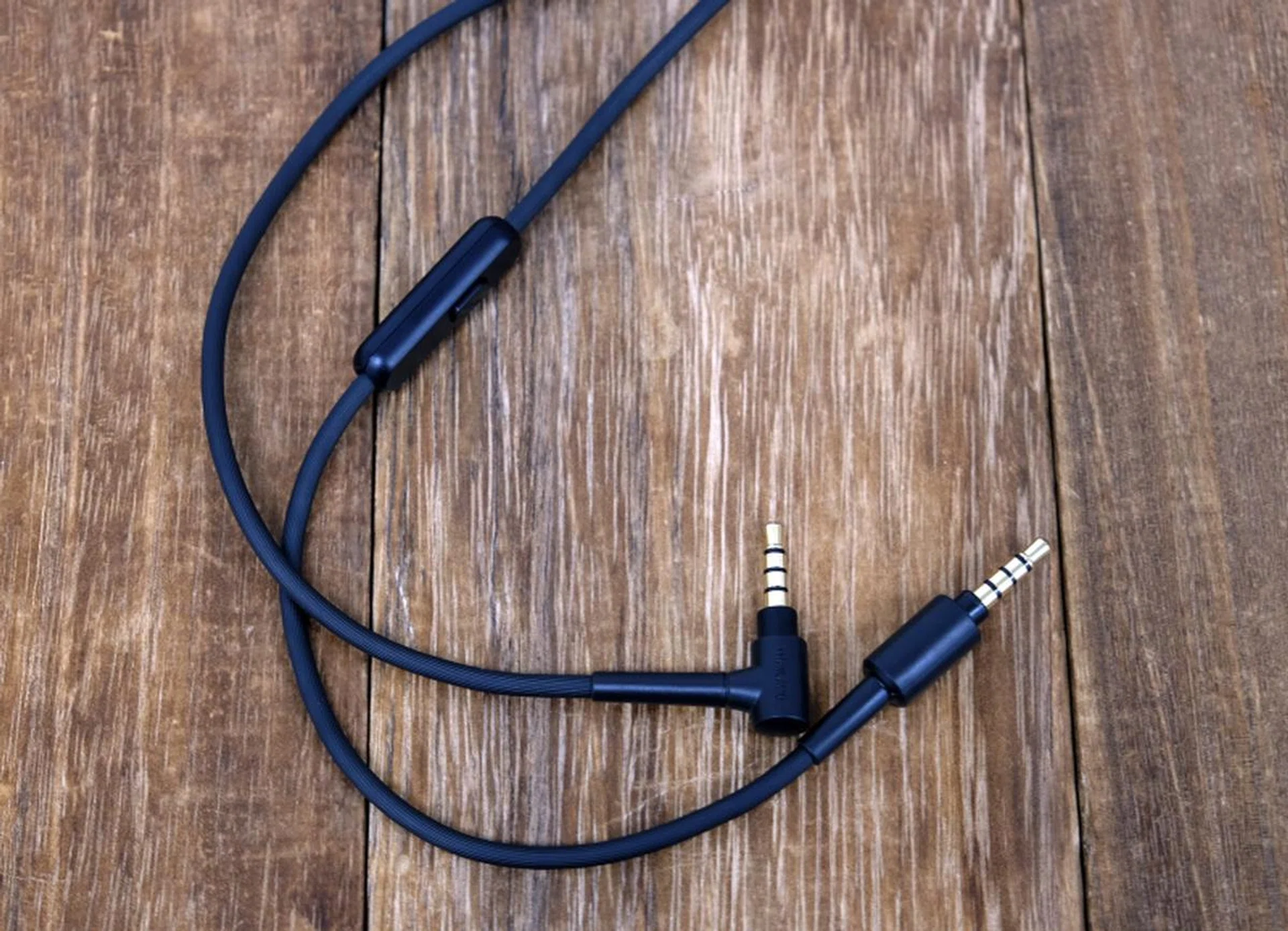The 3.5mm cable features an inline remote and microphone.