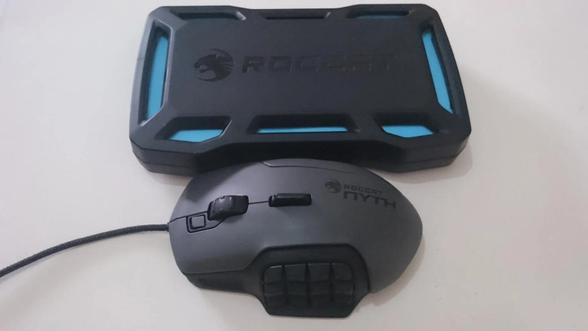 The Roccat Nyth even has its own box that can hold all the default extra keys and sidegrip.