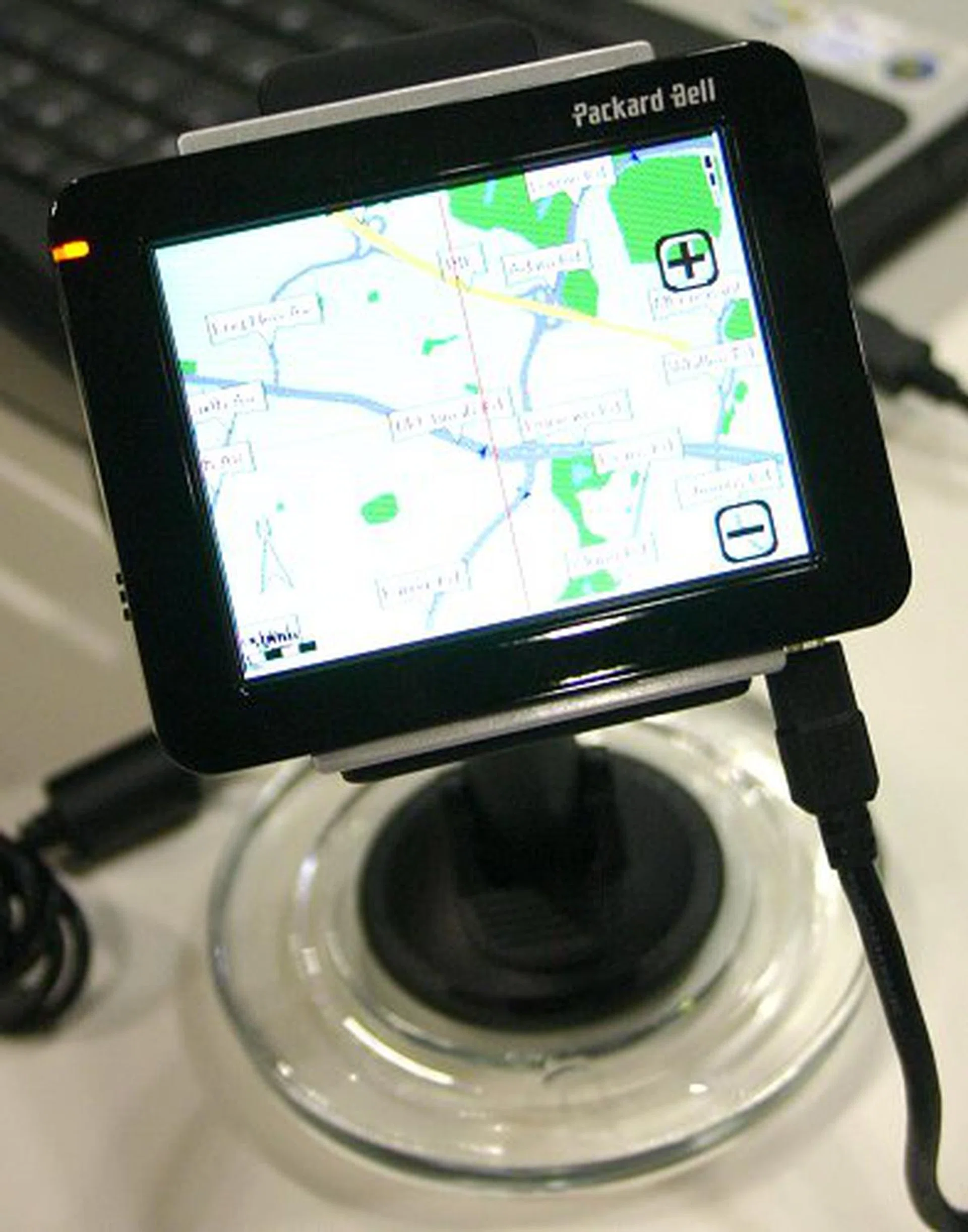  While it may be well established in Europe, Packard Bell's Compasseo series of GPS modules are relatively unknown here. That might soon change with the Compasseo 600 GPS that is selling for just $599 from a normal retail price of $998. Hurry though, because we've been told $599 is only valid during COMEX 2007.  