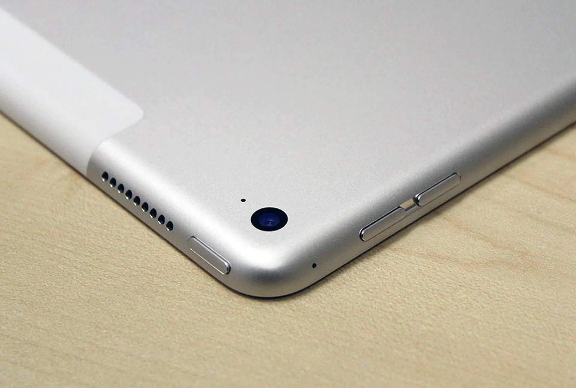 The iPad Pro only has four physical buttons and here are three of them. The two on the right are the volume buttons, while the one to the left is the power and wake button.