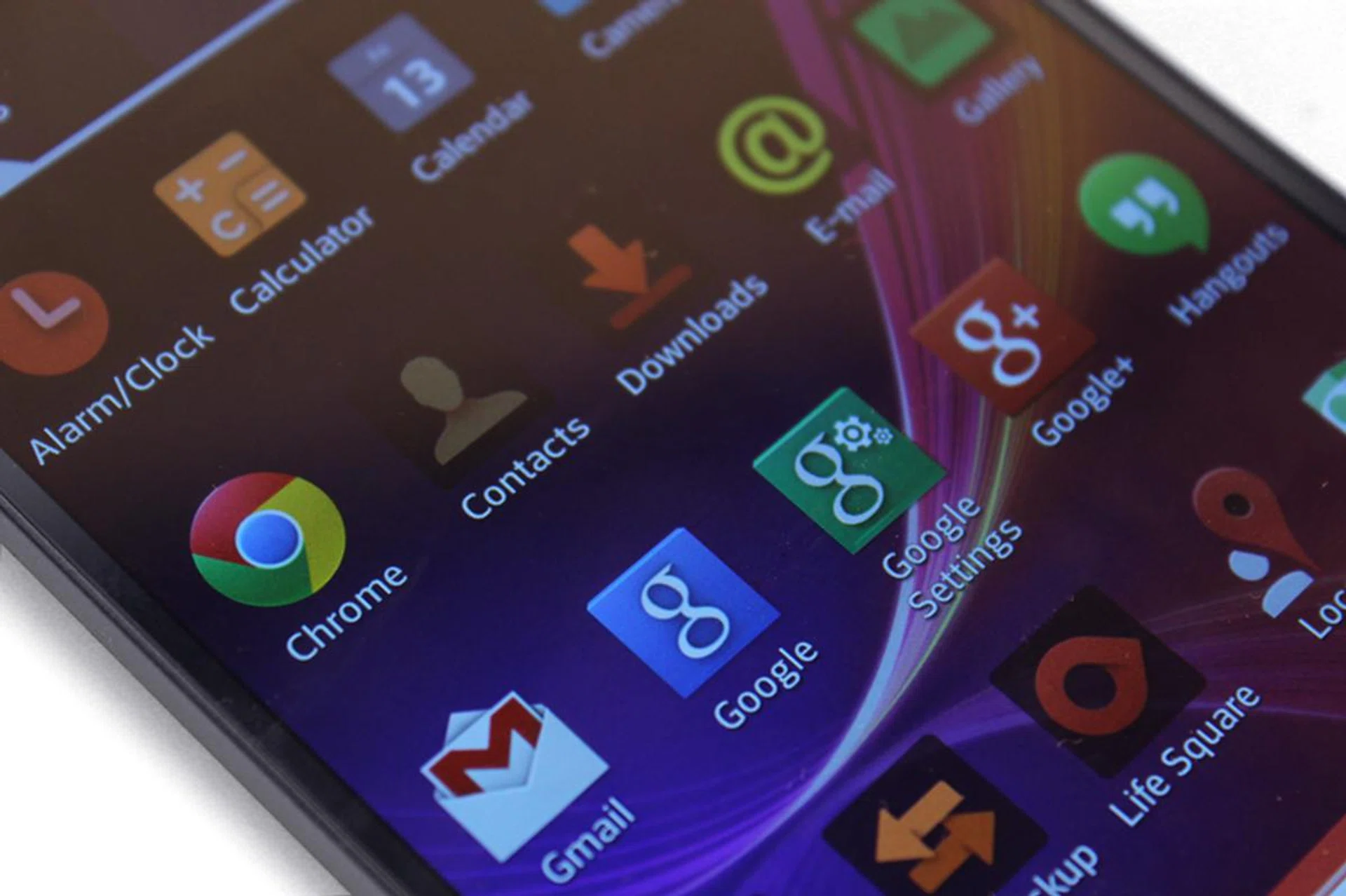 Look closely at the icons - particularly Chrome, Contacts and Google - and you can see the graininess apparent on the G Flex's display. Both this image and the one above it was shot at ISO 400 using a Canon EOS 600D.