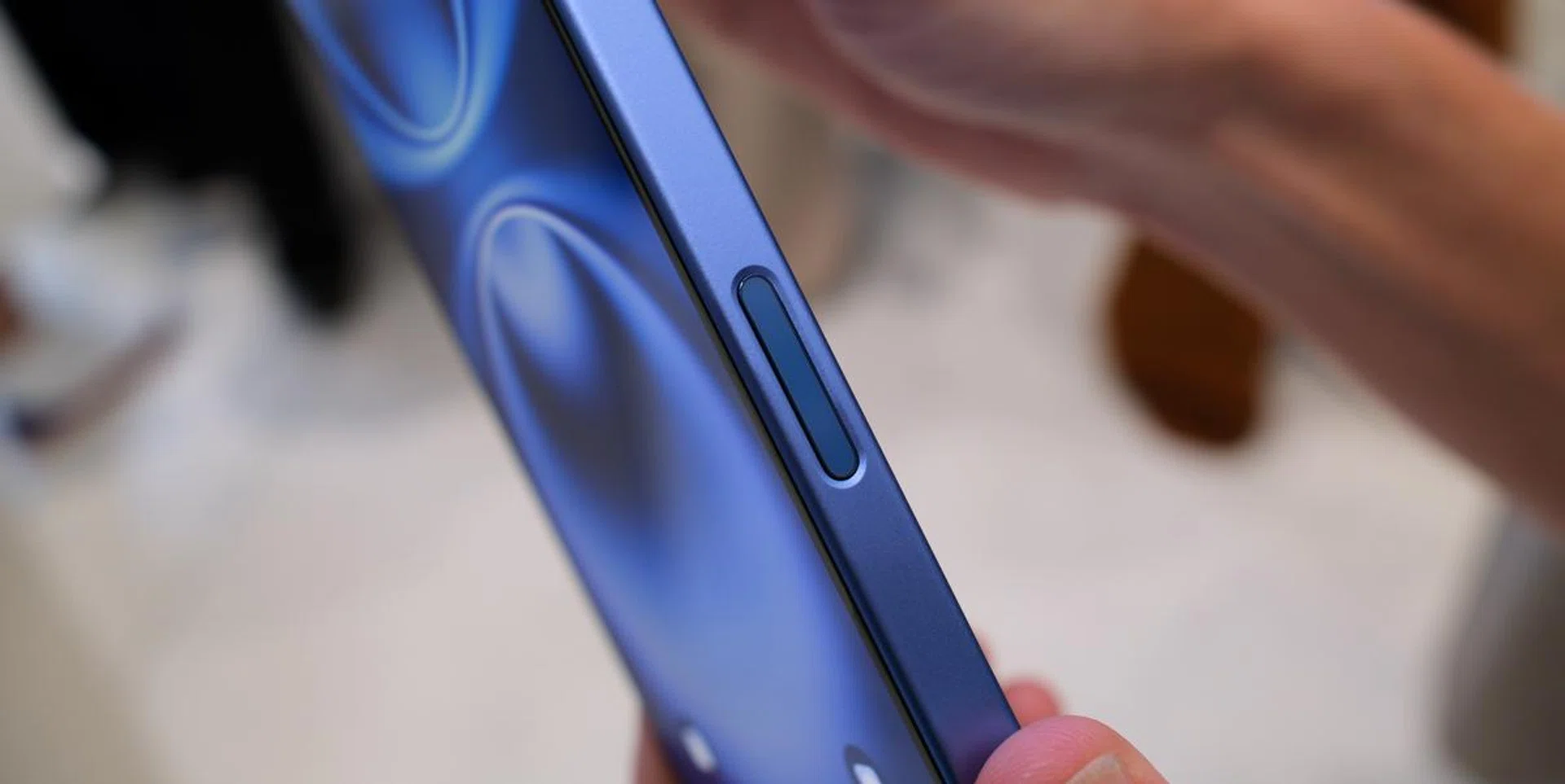 The iPhone 16 and 16 Plus are getting the Camera Control button too. Photo: HWZ