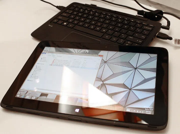 Work on the HP Pro x2 410 G1 PC using the detachable keyboard, or switch to a tablet. 