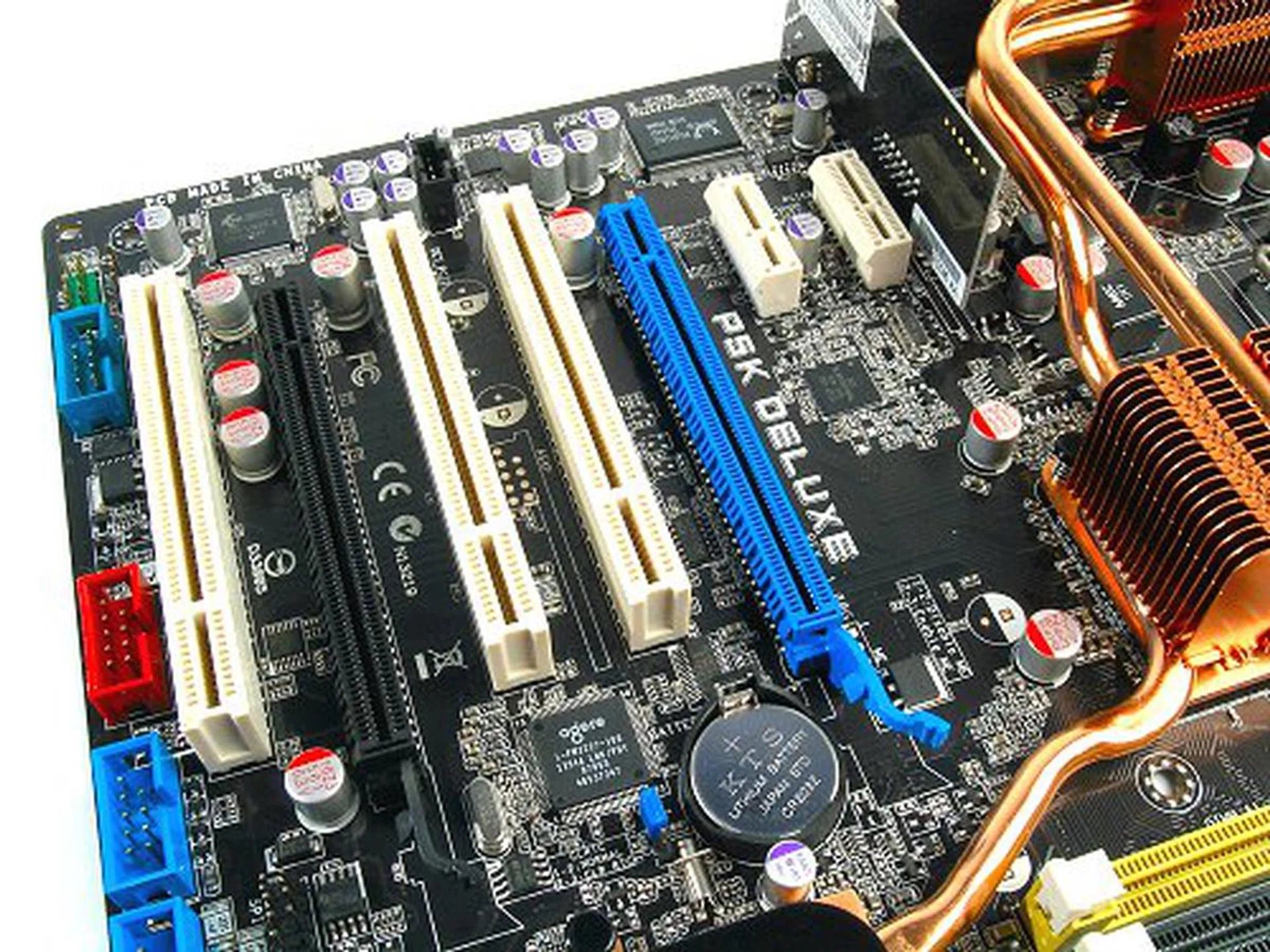 ASUS still values the need to have PCI slots. Note that the dual PCIe x16 slots have an electrical configuration of 16 and 4 lanes on the blue and black slots respectively.