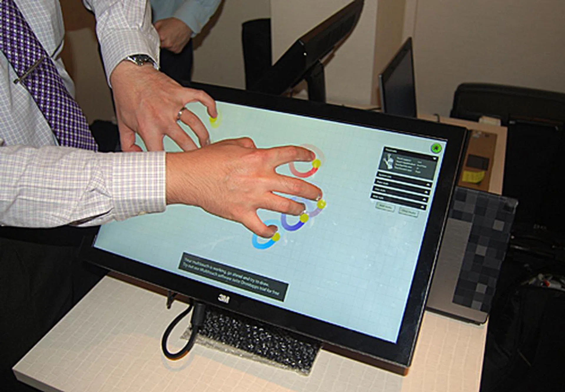 Here we see a demonstration of the fast response time of the 21.5-inch Multi-Touch Display from 3M.