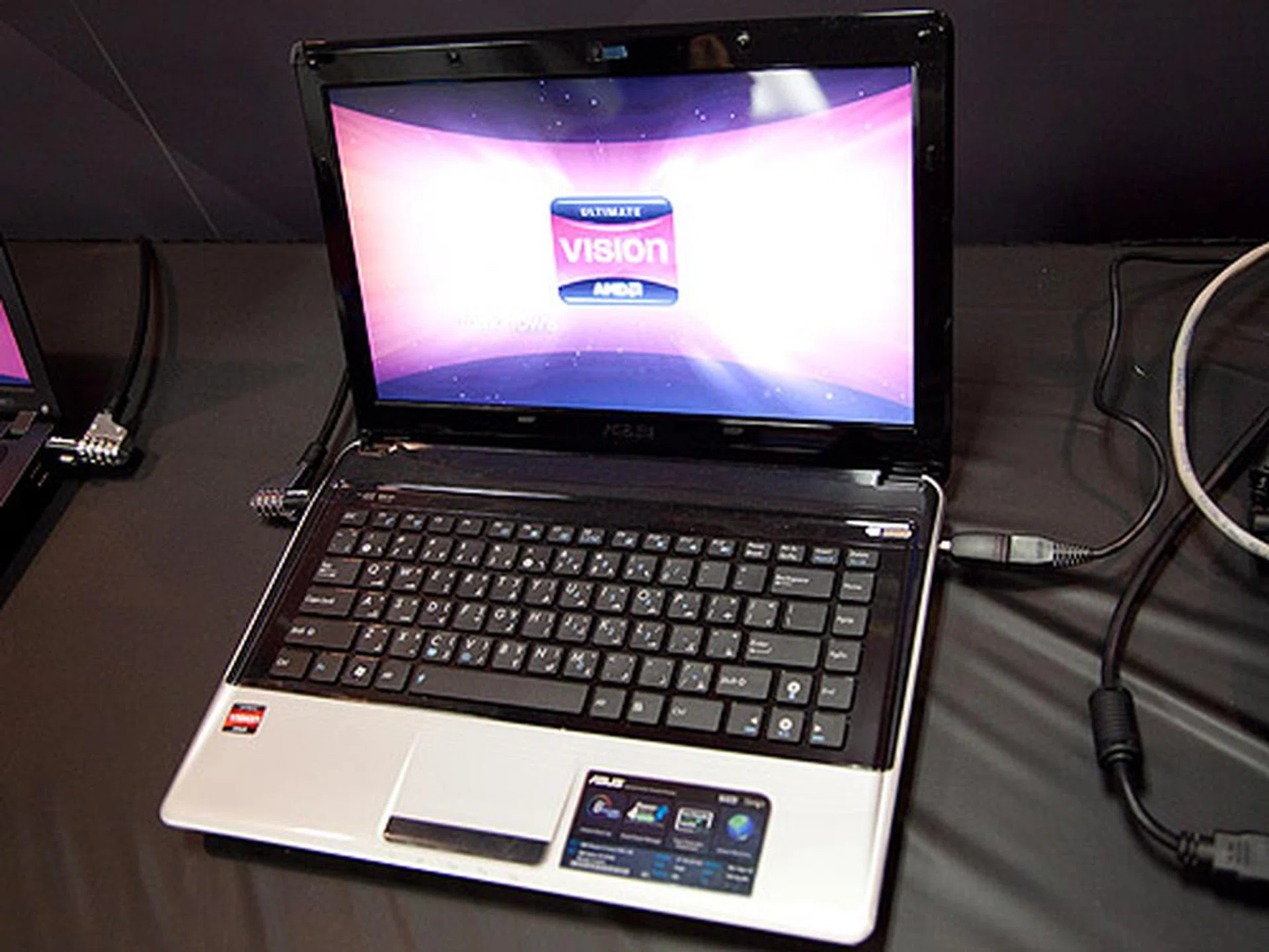Asus K42DY featuring an AMD Phenom II P960 quad-core processor and an AMD Radeon HD 6470M discrete graphics.