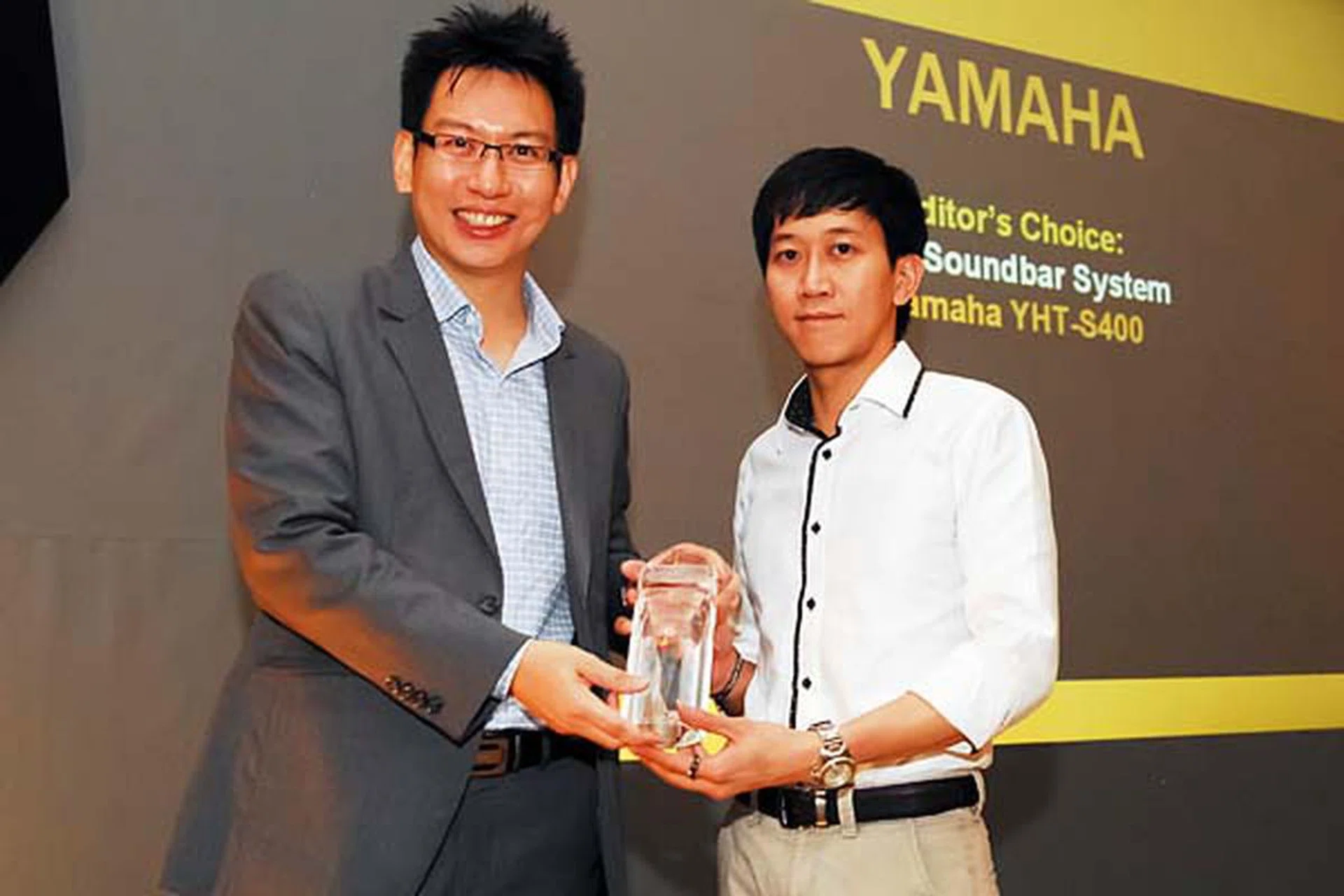 Mr. Alex Low from Yamaha Music (Asia) Pte. Ltd. was there to receive the Editor's Choice award for Best Soundbar System (Yamaha YHT-S400).