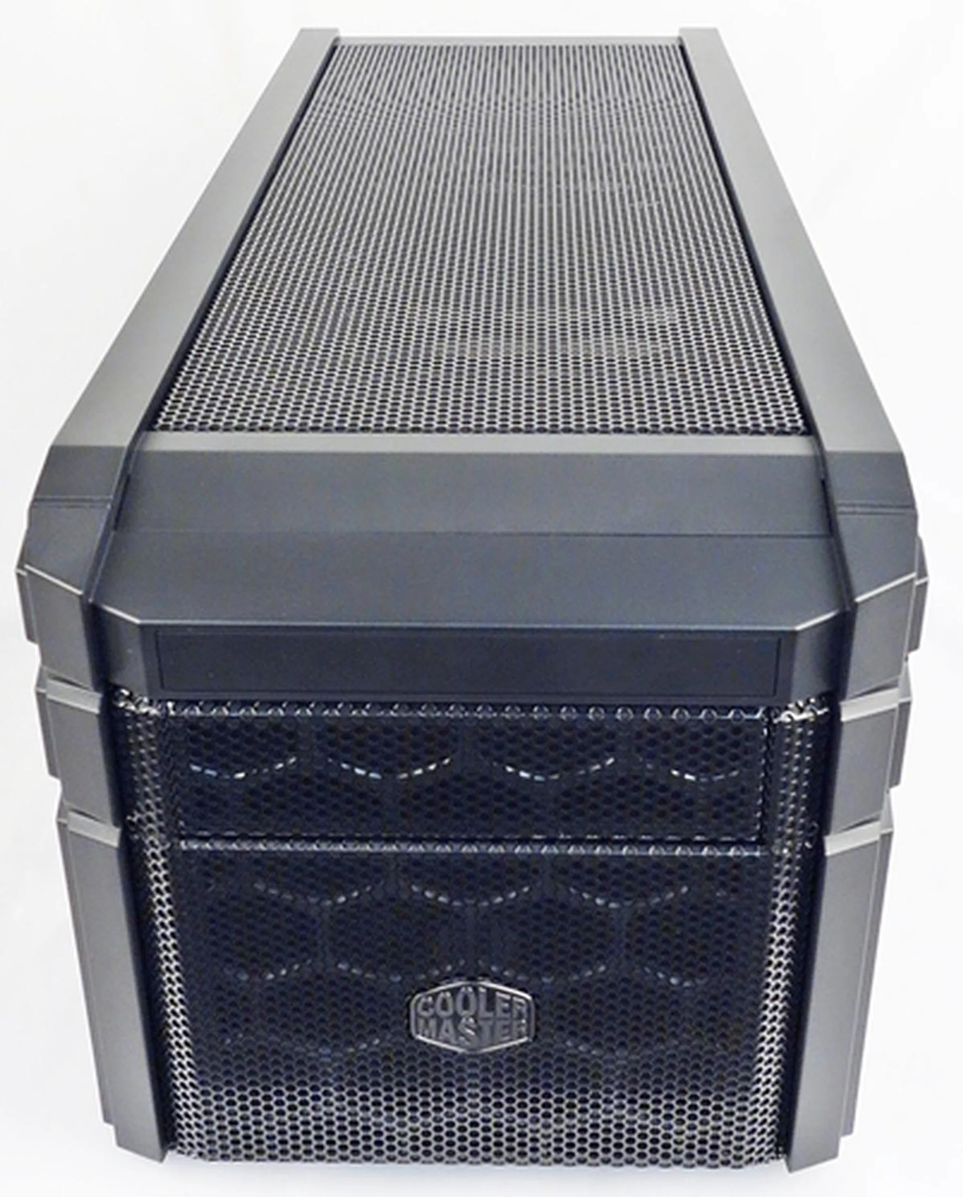 The mesh-covered facade of the HAF 915R mini-ITX chassis ensures good ventilation.