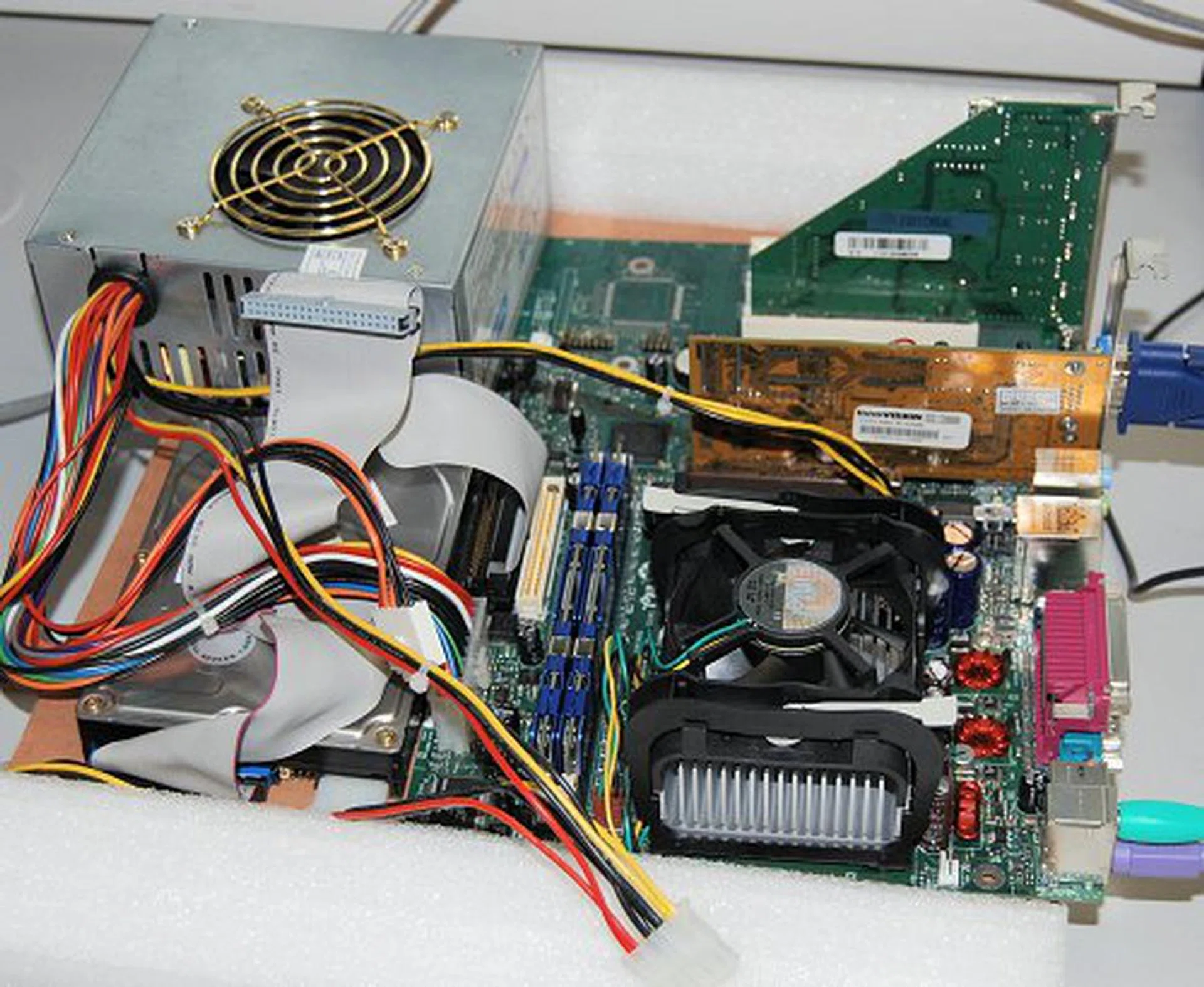 Our first rig featuring an Intel Pentium 4 2.4GHz (Northwood), Intel 845 motherboard, 1GB DDR RAM, a 7200RPM 40GB HDD and Riva TNT2 graphics. We kid you not.