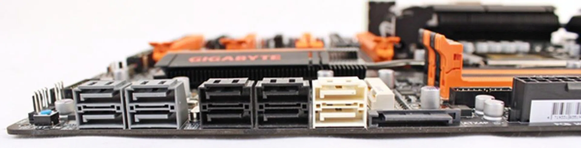 To the left, the gray SATA 6Gbps connectors are courtesy of the Marvell controllers; while the black SATA 3Gbps and the pair of white 6Gbps connectors are provided by the Intel Z77 chipset.