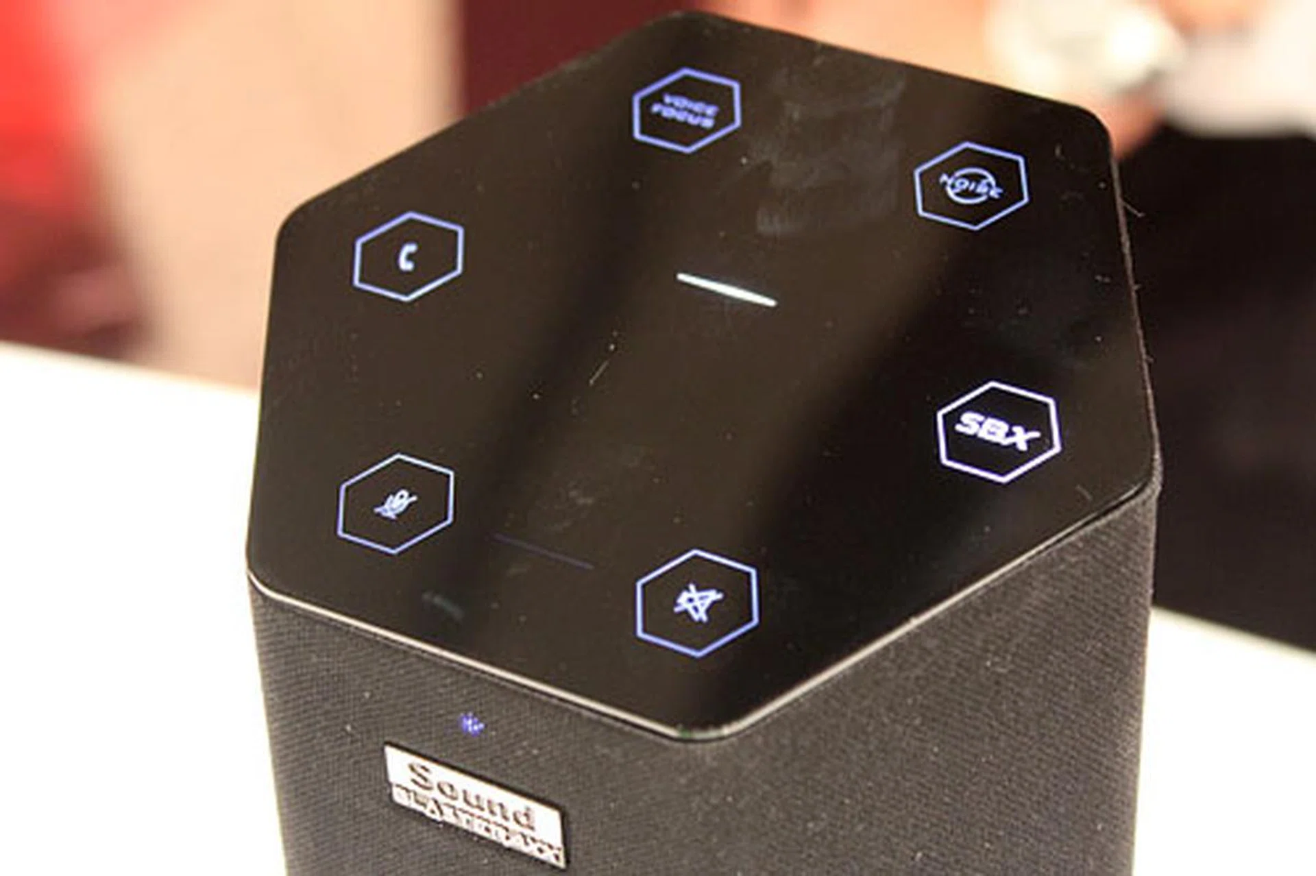 The Sound BlasterAxx speakers use backlit capacitive touch controls. You can adjust volume, effects, and answer calls directly from the speakers. But as you can see, it can be a dust and fingerprint magnet.