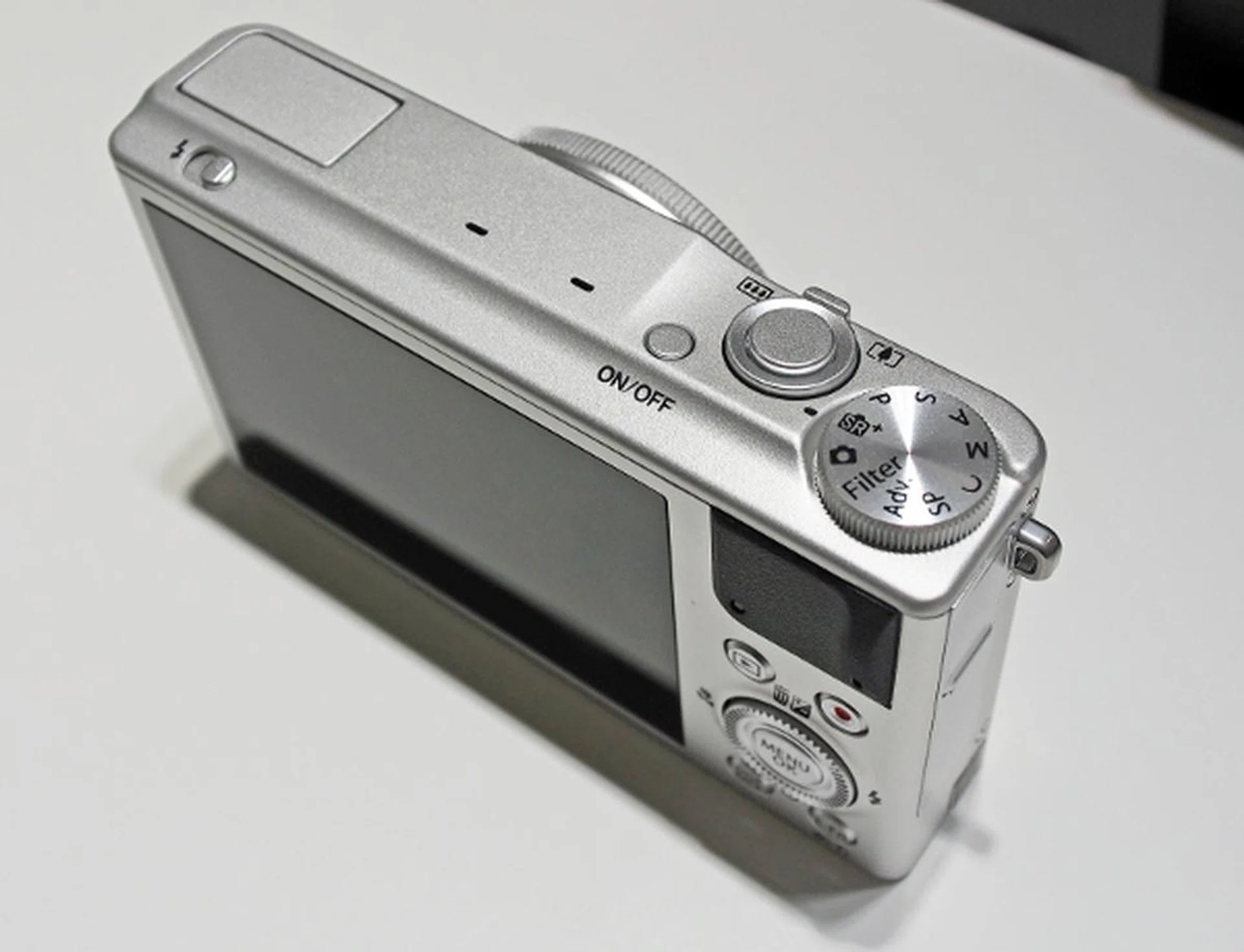 The XQ1 is a tiny bit on the chunky side when it comes to the camera's width.