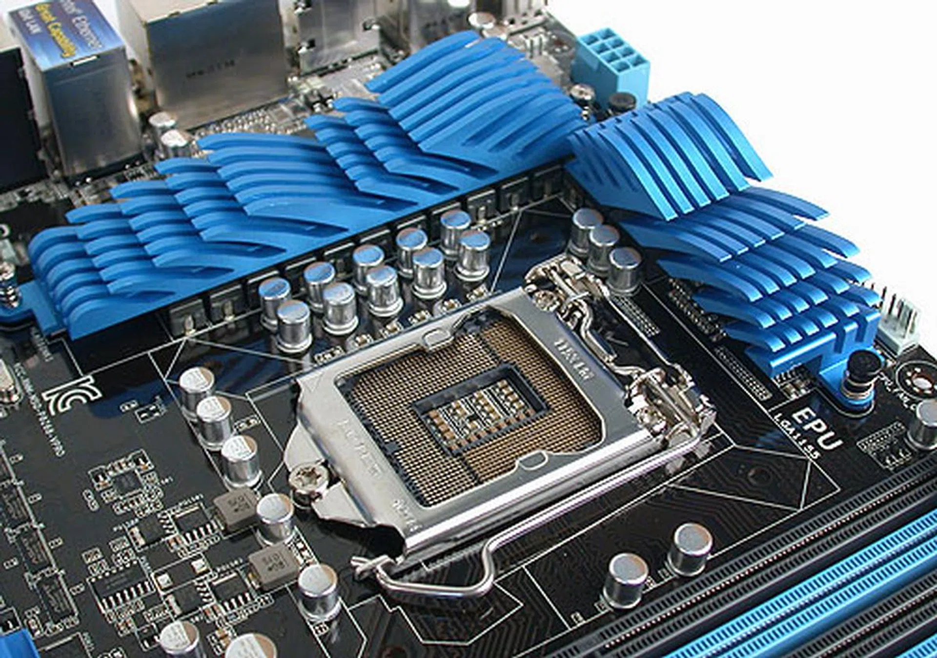 Nothing too surprising here at the LGA1155 socket - plenty of space and ASUS' 12+4 power phase design.