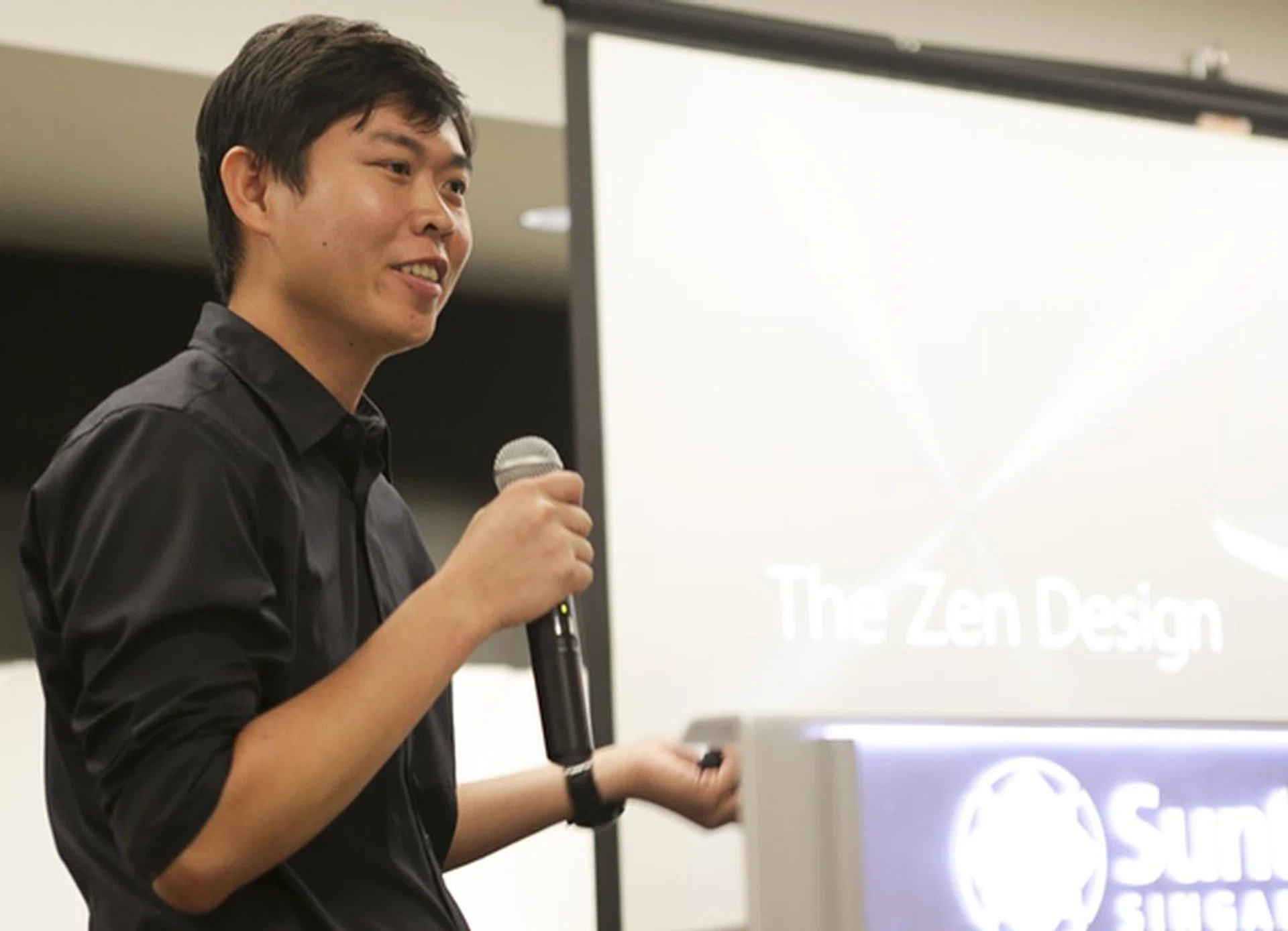 Mr. Loi Wean Fong, senior design manager of ASUS shared insights with the participants on how the ZenFone series was designed and assembled.