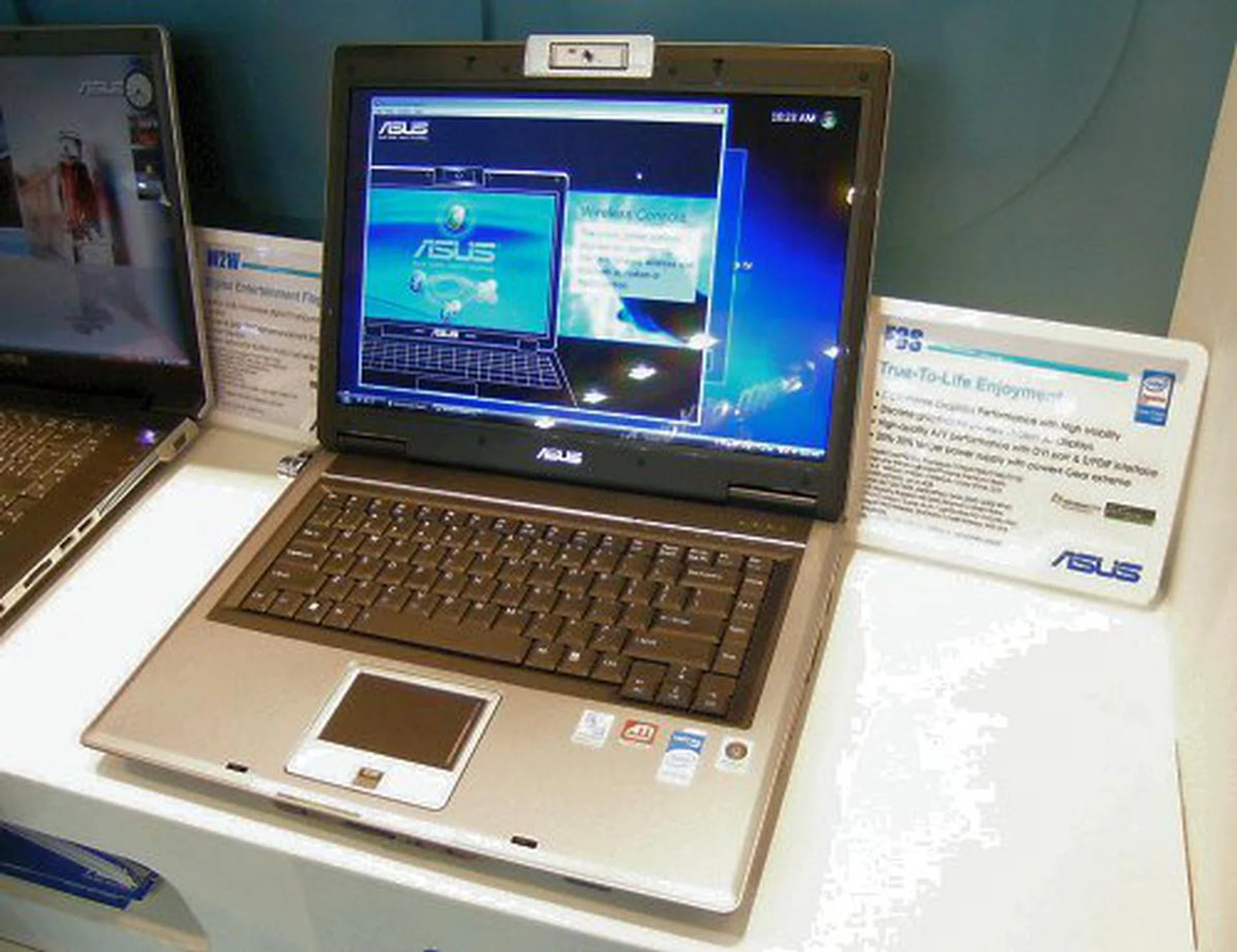  Jump into Intel's latest Santa Rosa platform with the ASUS F3S, a 15.4-inch notebook running on an Intel Core 2 Duo T7700, ATI Mobility Radeon HD 2600 with 512MB external RAM and configurable with a Blu-ray or HD DVD drive.  