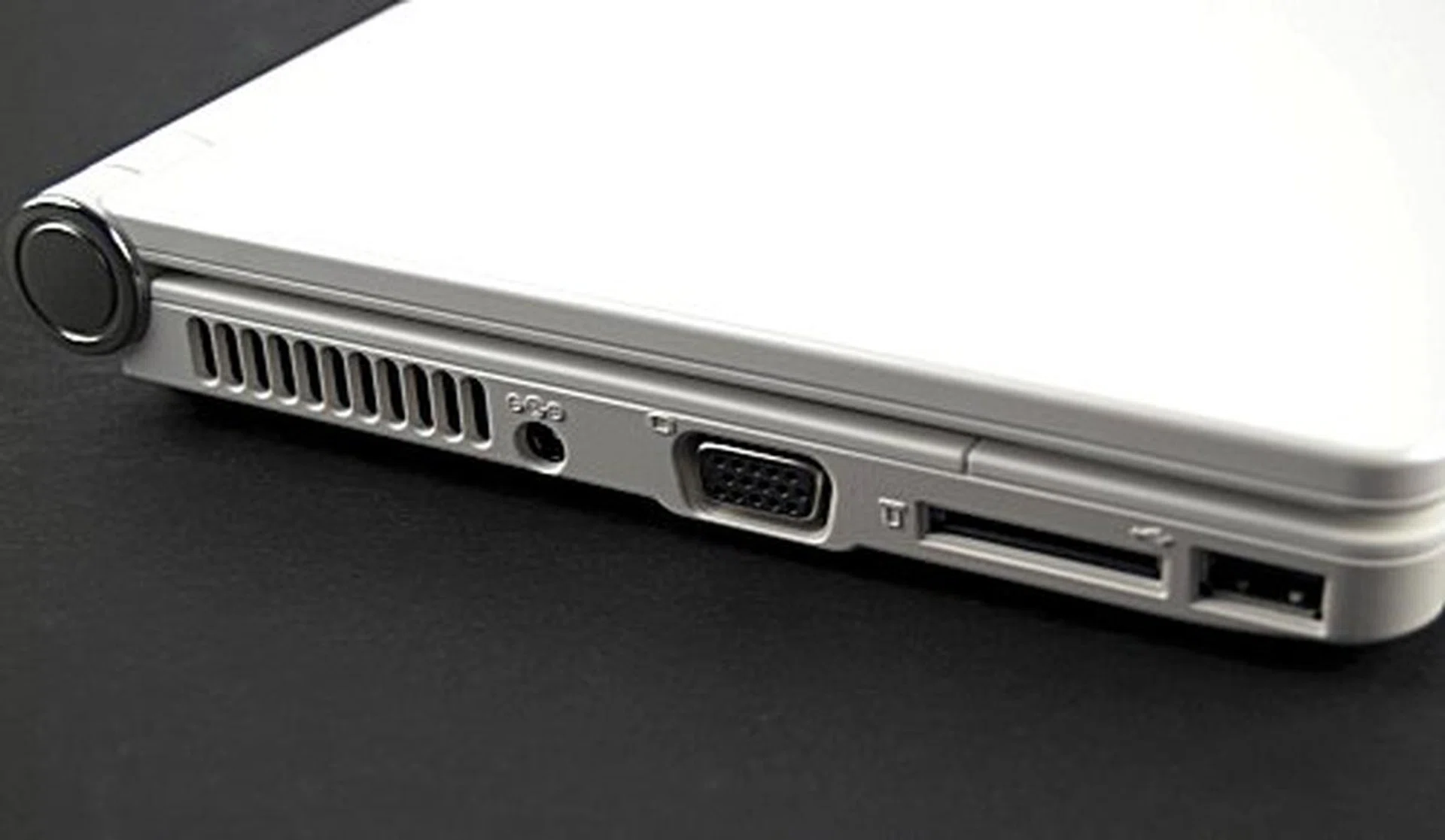 Located on the left side of the S10 is a power jack, a D-SUB analog video out, a 4-in-1 card reader and a USB 2.0 port.
