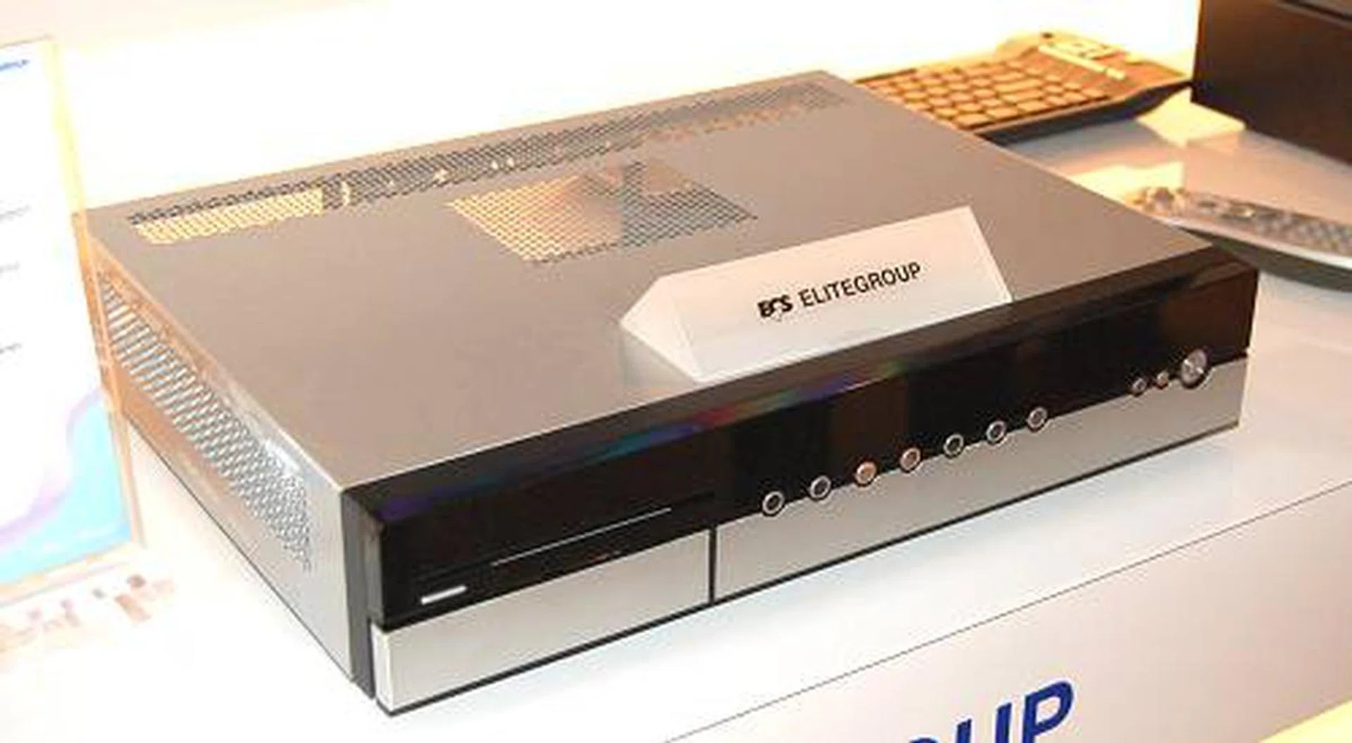 EDH-04 Viiv home entertainment system is an Intel commissioned design that is currently in prototype, so don't be expecting it to be on sale anytime soon. This player uses the G965 chipset with VFD support, HDMI, HD Audio, SPDIF and a TV Tuner.