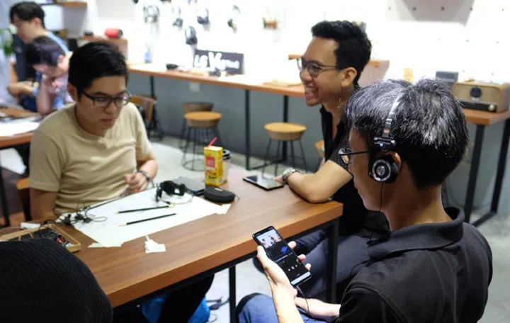 Listening to the LG V40 ThinQ through the Koss Porta Pro. (Image source: Zeppelin & Co.)