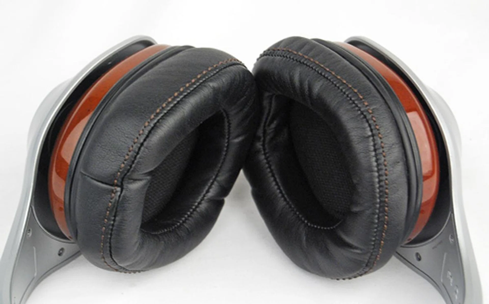 Memory foam cushioning is quite comfortable although overheating is an issue.