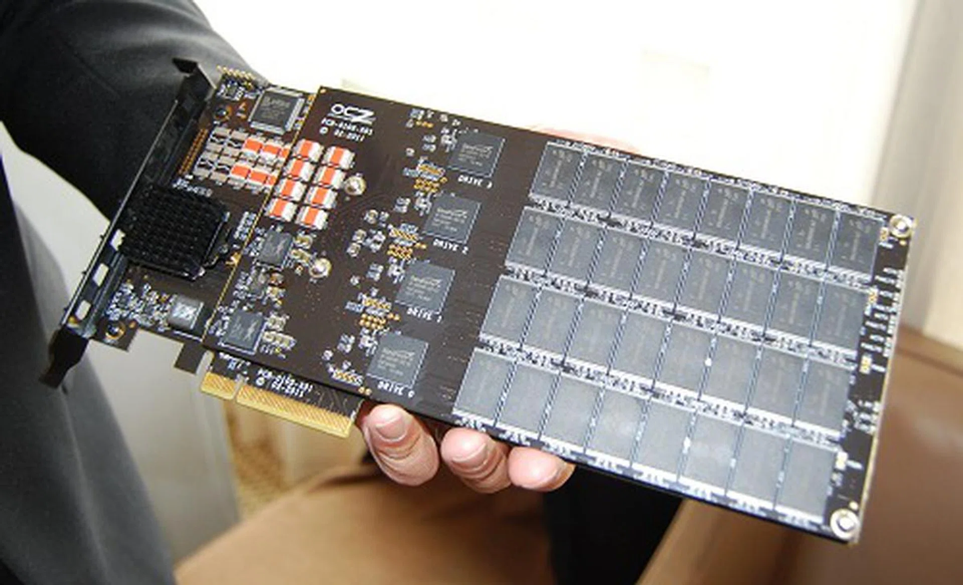 OCZ also showed us this truly enterprise class storage drive, the Z-Drive R4 88. Using up to eight SandForce SF-2000 series controllers, it comes in various configurations of flash memory types to the amount of storage that can run into the terabytes range. Here are some of its stats for your information:- read speeds up to 2,900MB/s, write up to t 2,700MB/s and up to 350,000 IOPS for 4K.